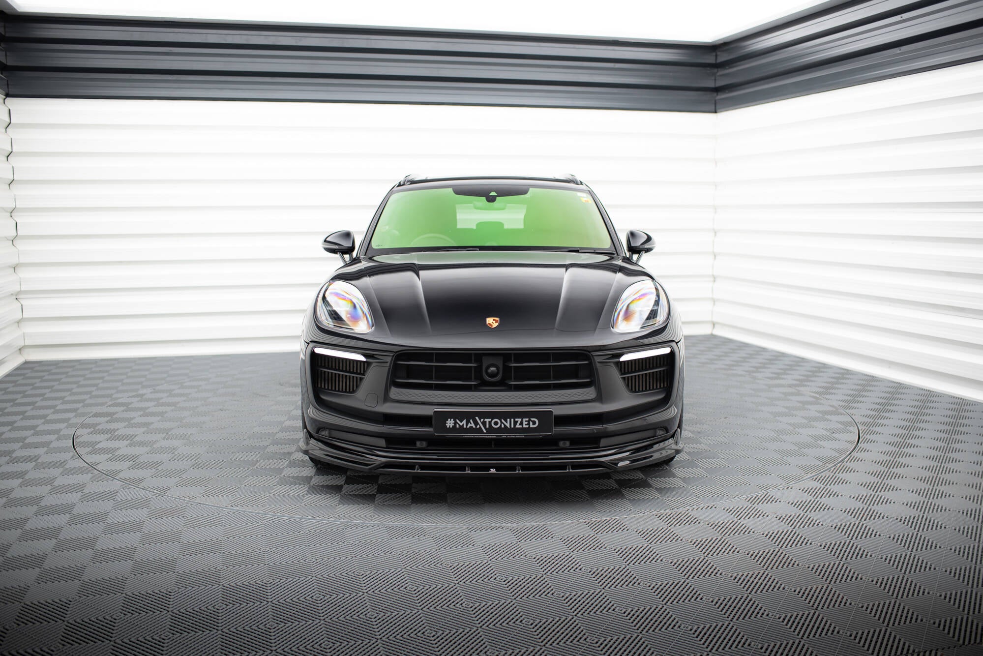 Maxton Design Street+ Spoilerlippe Front Ansatz passend für Porsche Macan GTS Mk1 Facelift 2 schwarz Hochglanz