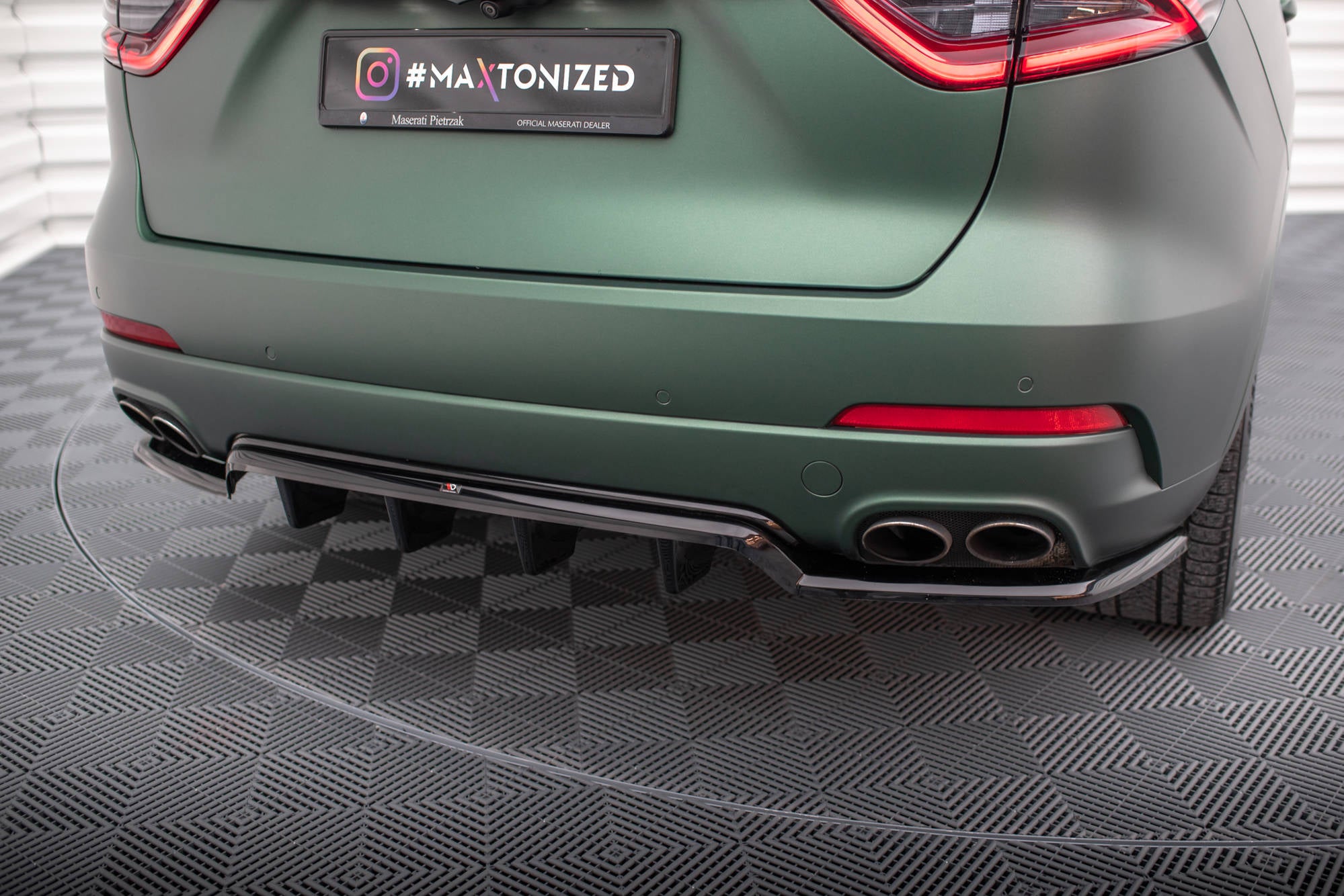 Maxton Design Street+ Mittlerer Diffusor RACE passend für Maserati Levante Mk1 schwarz Hochglanz