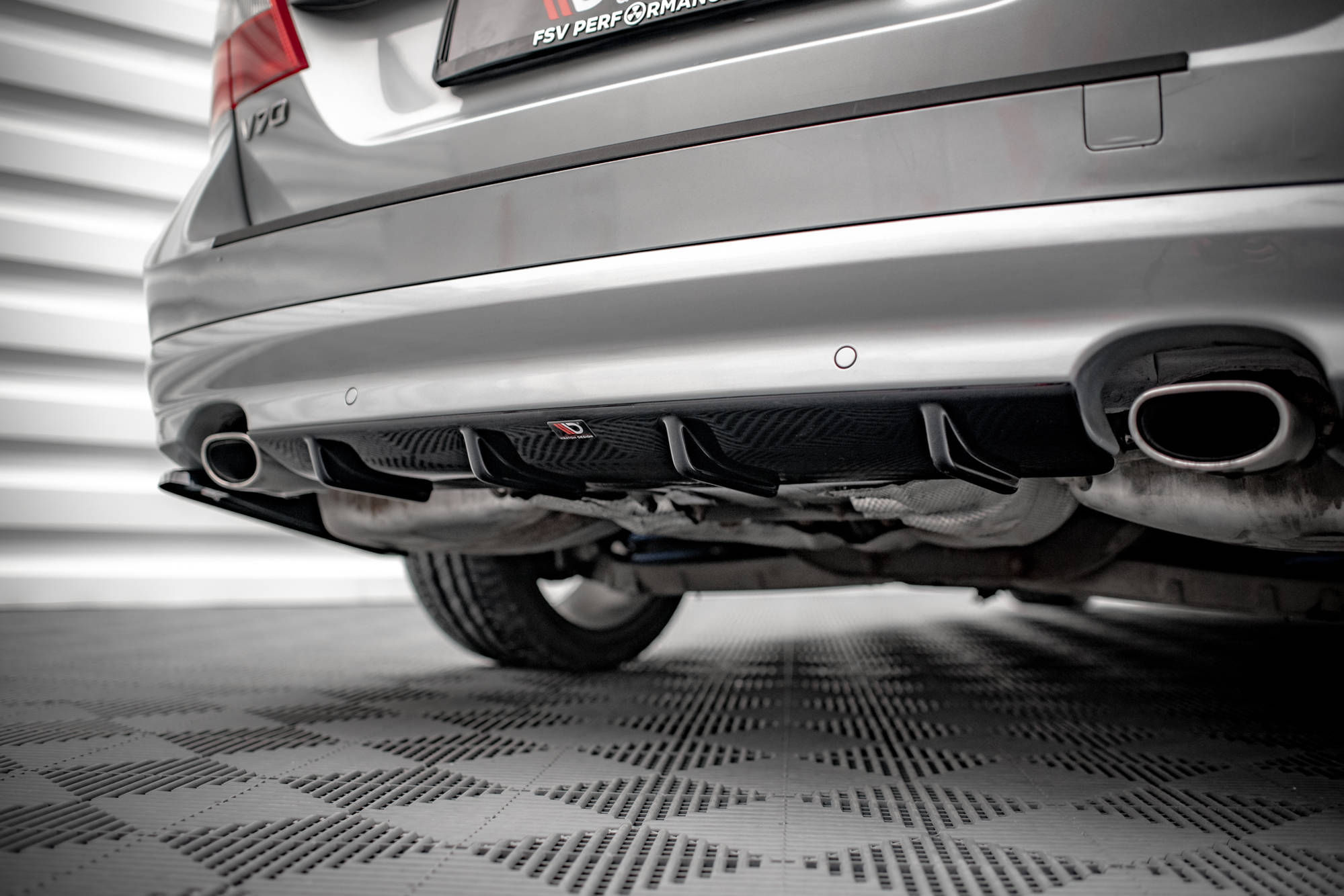 Maxton Design Diffusor Heck Ansatz für Volvo V70 Mk3 Carbon Look