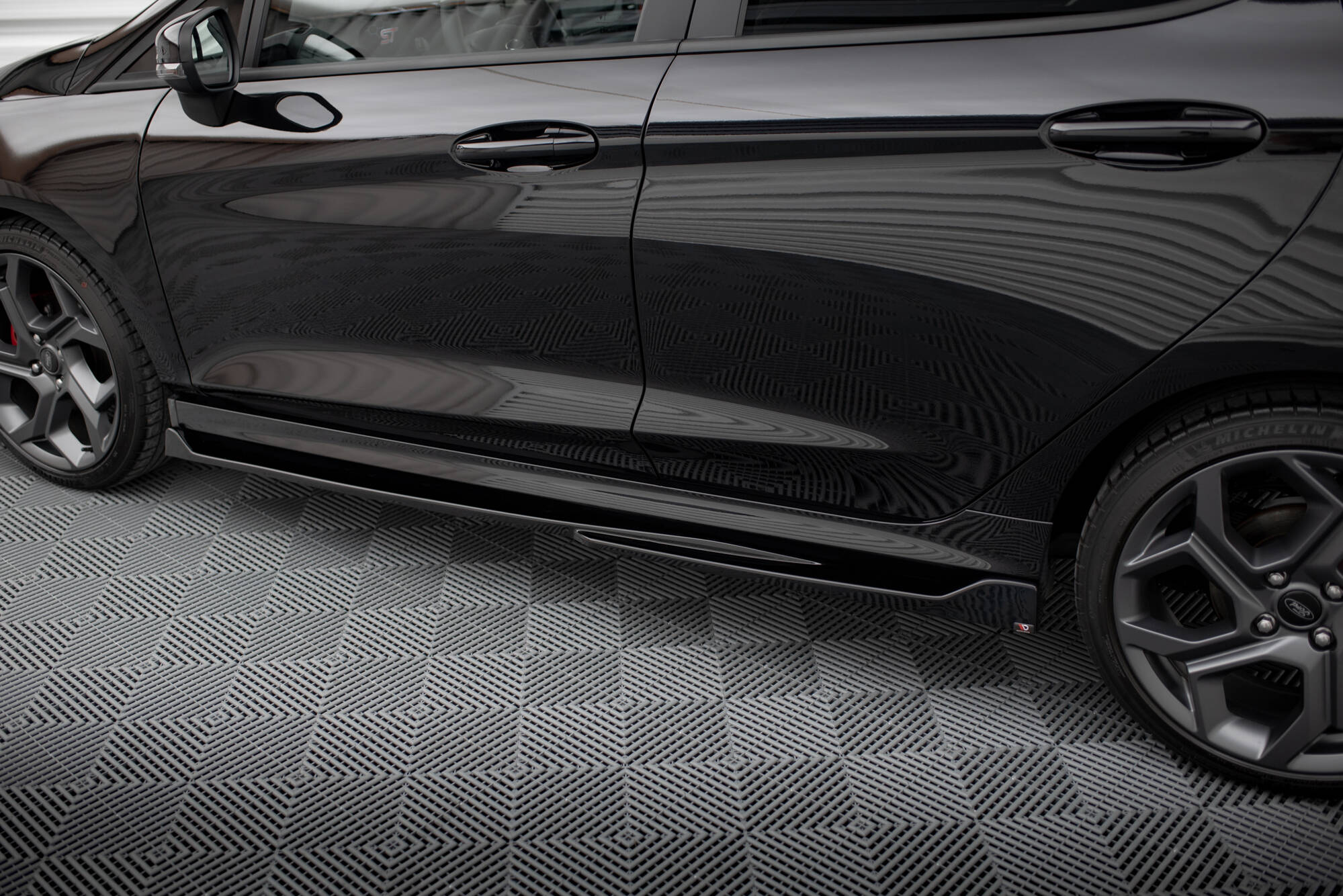 Maxton Design Street+ Seitenschweller Leisten passend für V.4 Ford Fiesta Mk8 ST / ST-Line schwarz Hochglanz