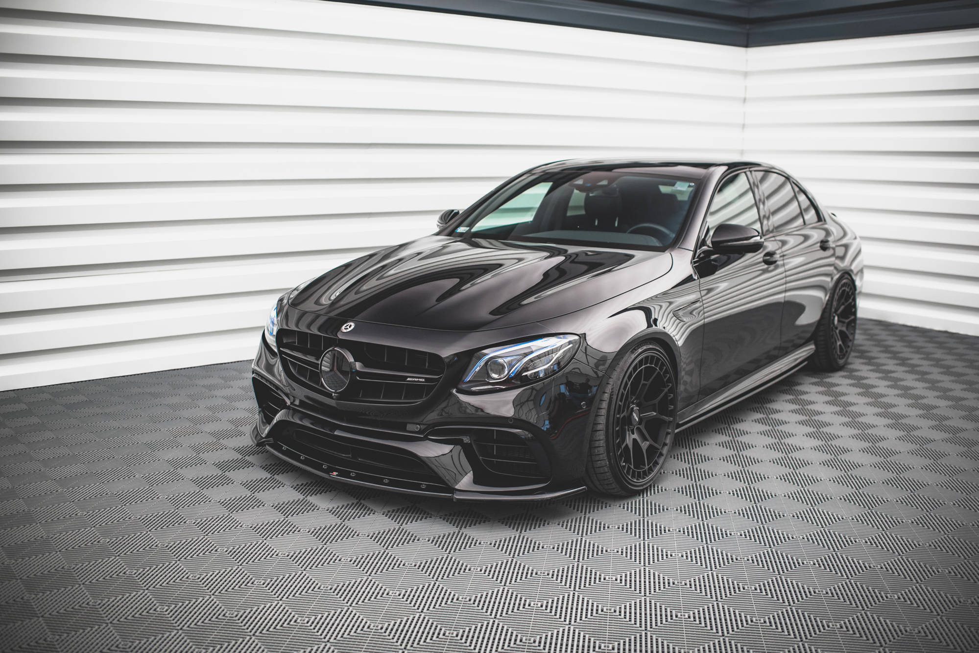 Maxton Design Street+ Spoilerlippe Front Ansatz V.3 passend für Mercedes-Benz E63 AMG Kombi/Limousine S213/W213 schwarz Hochglanz