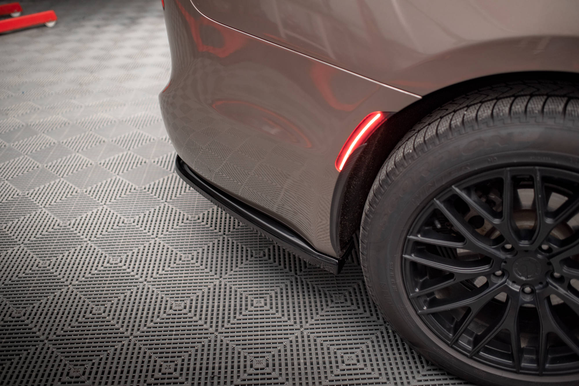 Maxton Design Street+ Mittlerer Diffusor RACE passend für Chrysler Pacifica Mk2 schwarz Hochglanz
