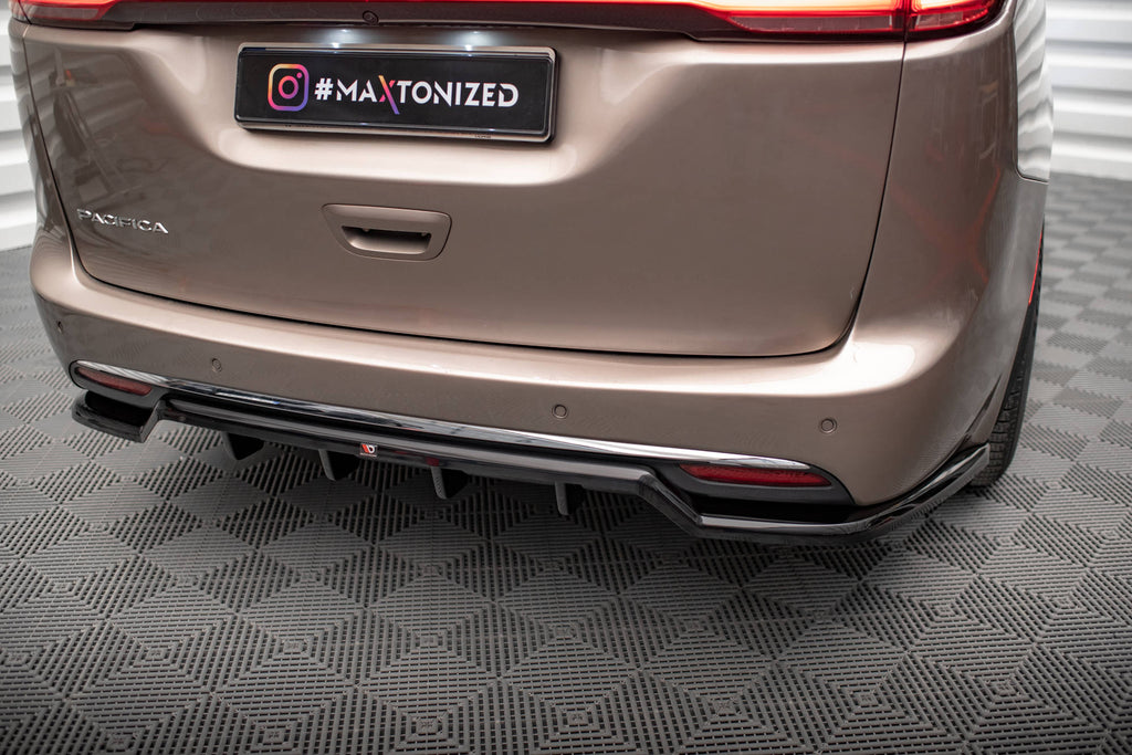 Maxton Design Street+ Mittlerer Diffusor RACE passend für Chrysler Pacifica Mk2 schwarz Hochglanz