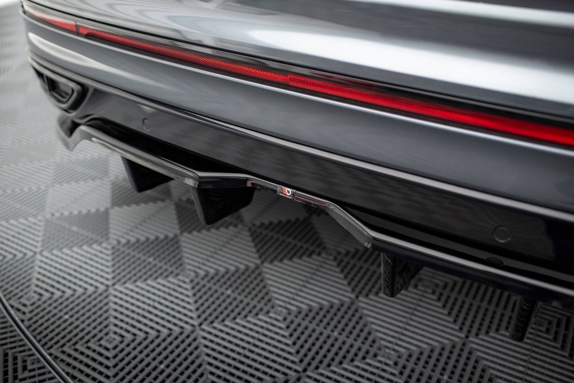 Maxton Design Street+ Mittlerer Diffusor RACE passend für VW Tiguan Allspace R-Line Mk2 Facelift schwarz Hochglanz