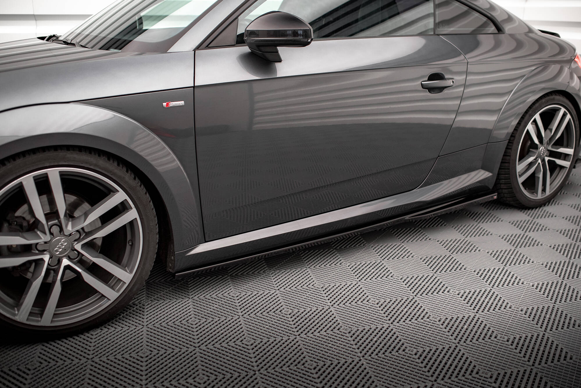 Maxton Design Street+ Seitenschweller Leisten passend für Audi TT S-Line 8S schwarz Hochglanz