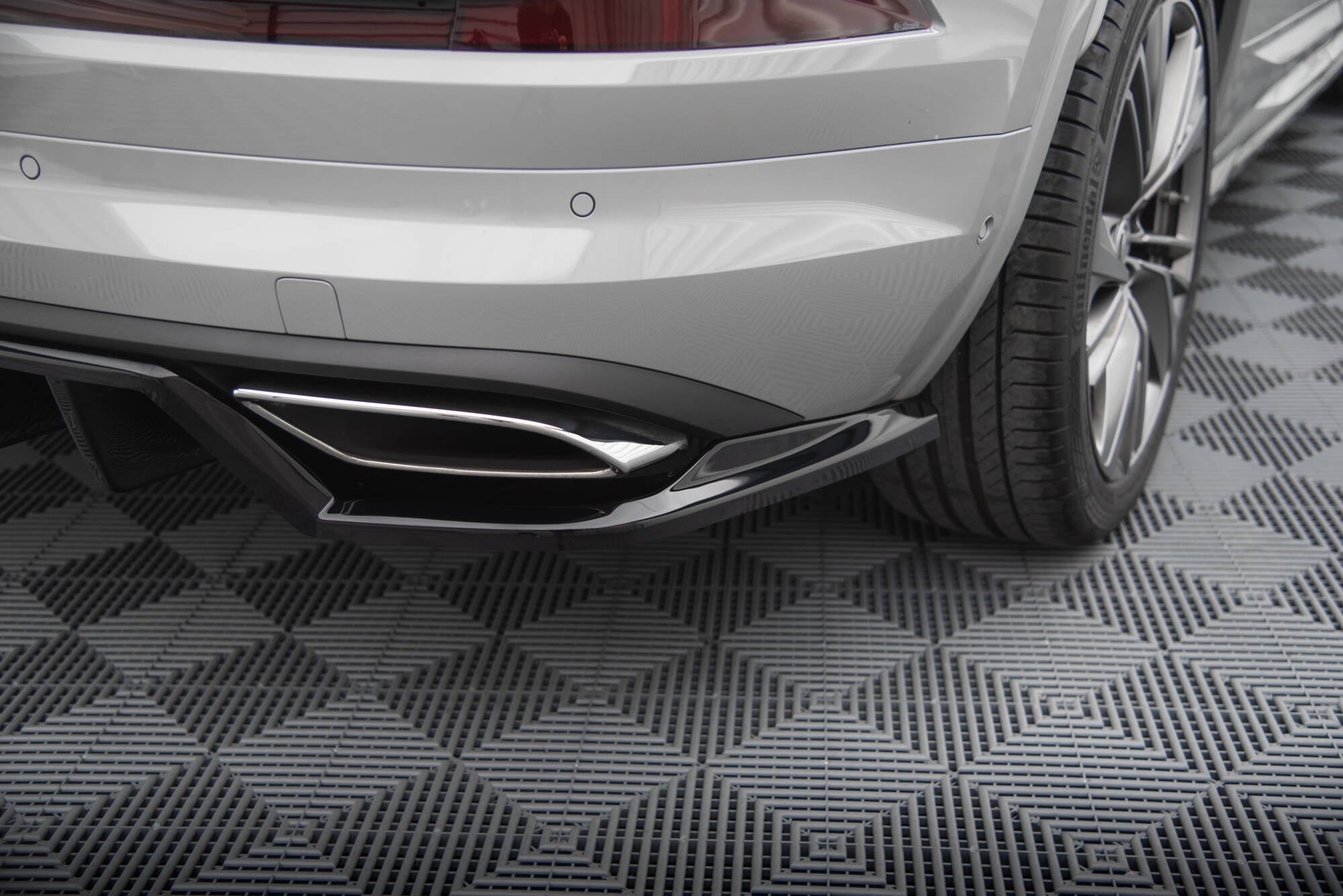 Maxton Design Street+ Mittlerer Diffusor RACE passend für Skoda Kodiaq RS Mk1 / Mk1 Facelift schwarz Hochglanz