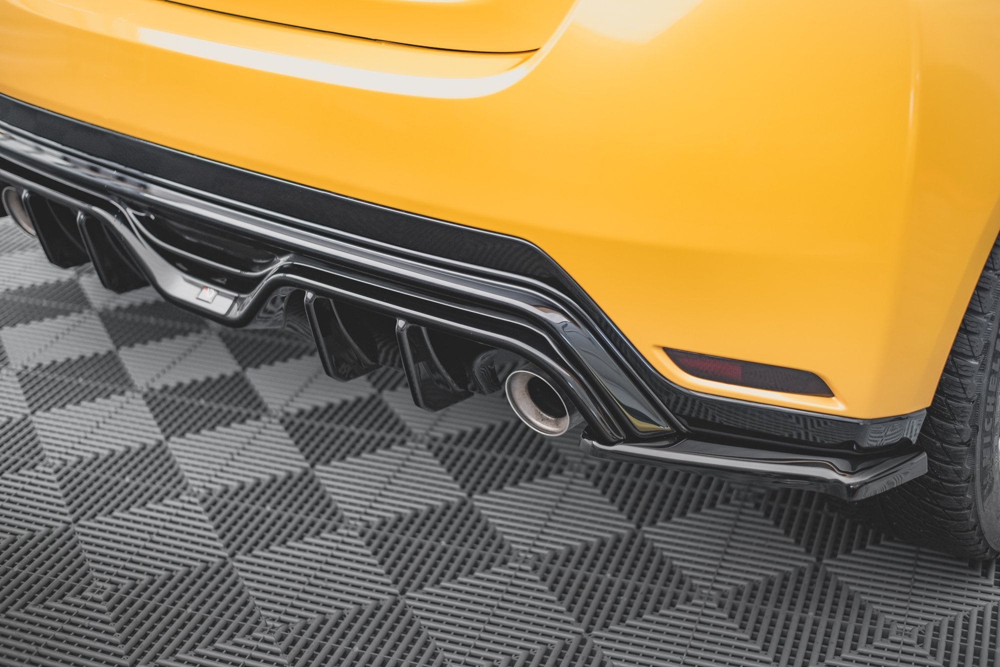 Maxton Design Heck Ansatz Flaps Diffusor V.3 passend für Toyota GR Yaris Mk4 schwarz Hochglanz