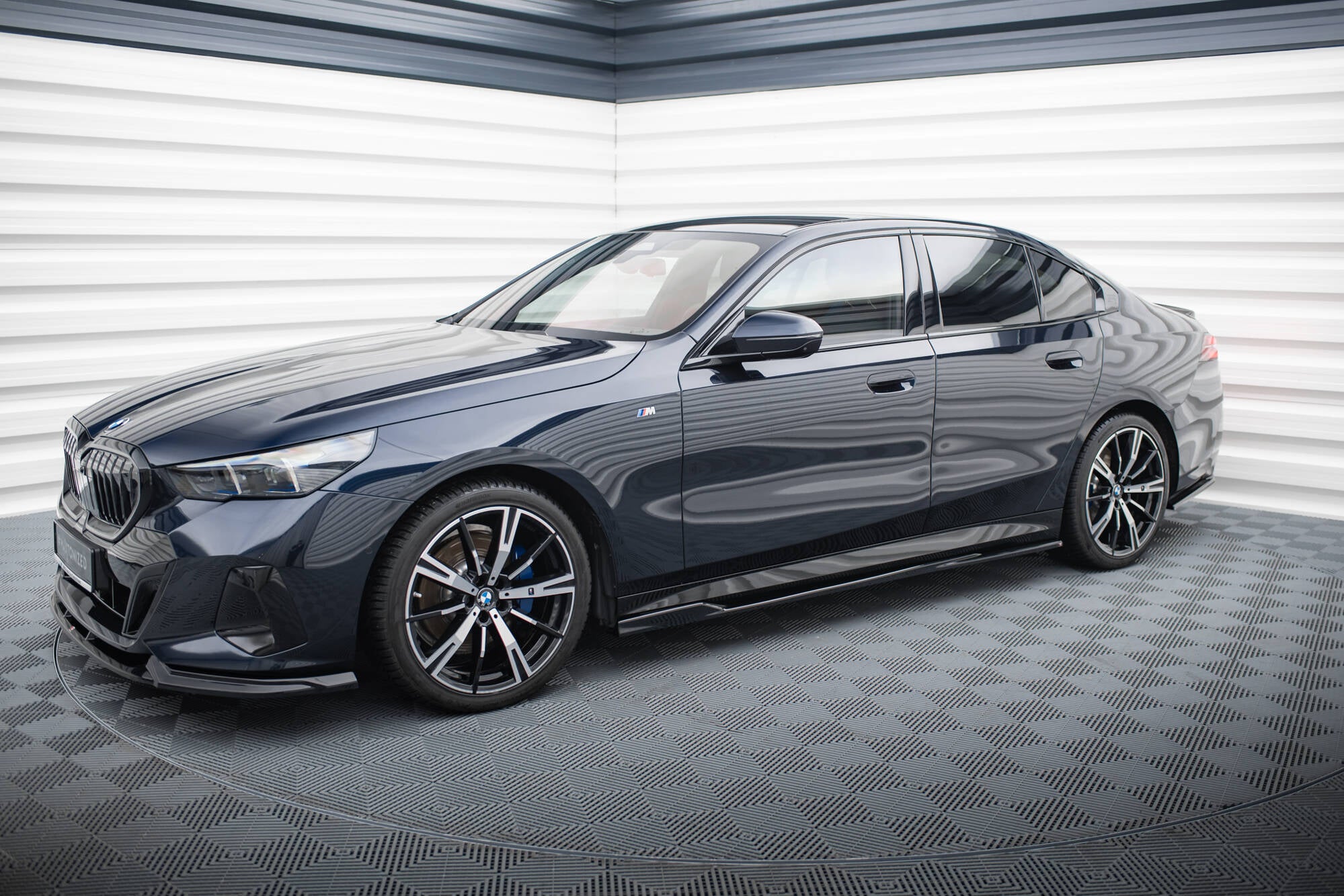 Maxton Design Street+ Seitenschweller Leisten V.2 passend für BMW 5er M-Paket Limousine / Touring G60 / G61 schwarz Hochglanz