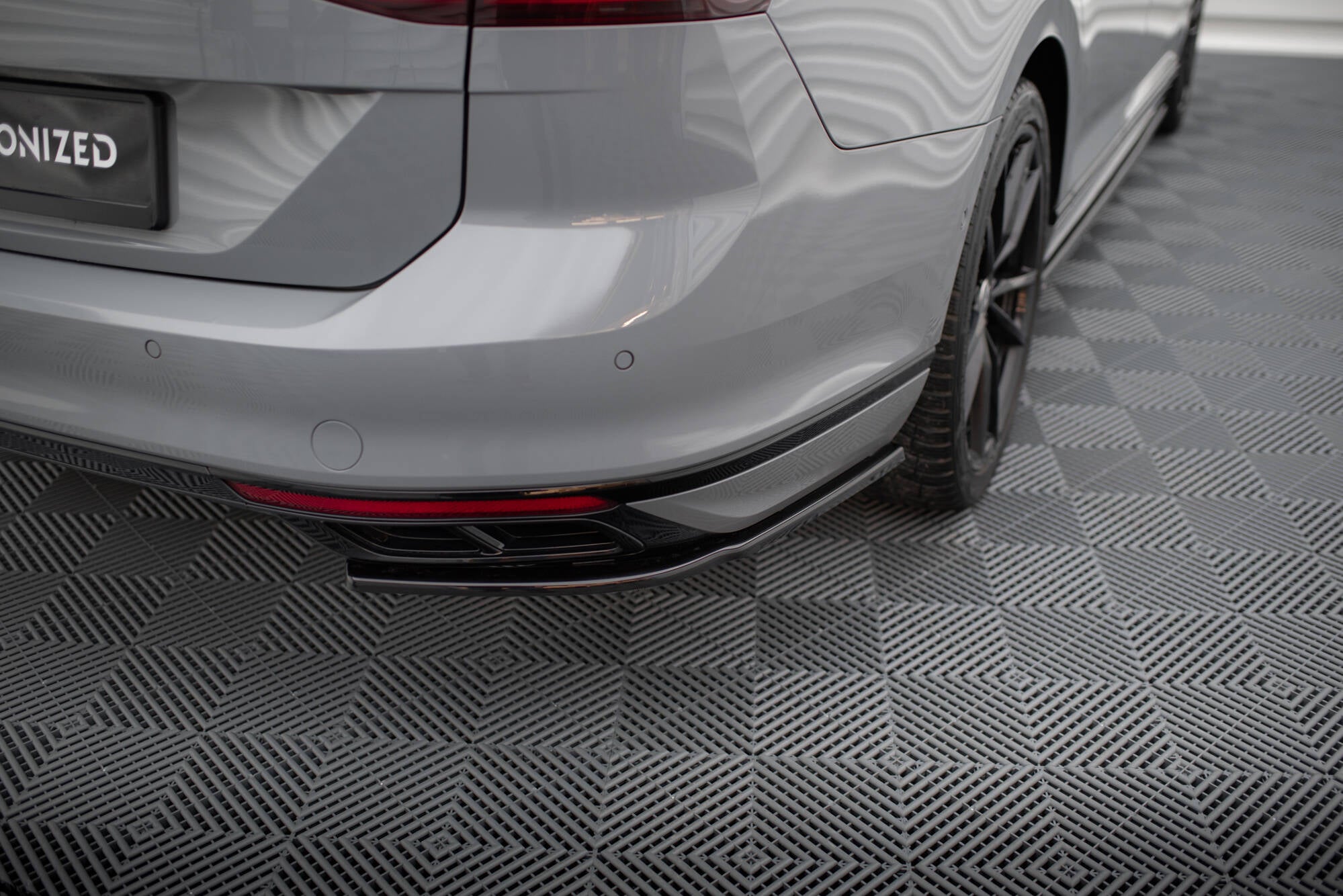 Maxton Design Heck Ansatz Flaps Diffusor passend für VW Passat R-Line B8 Facelift schwarz Hochglanz