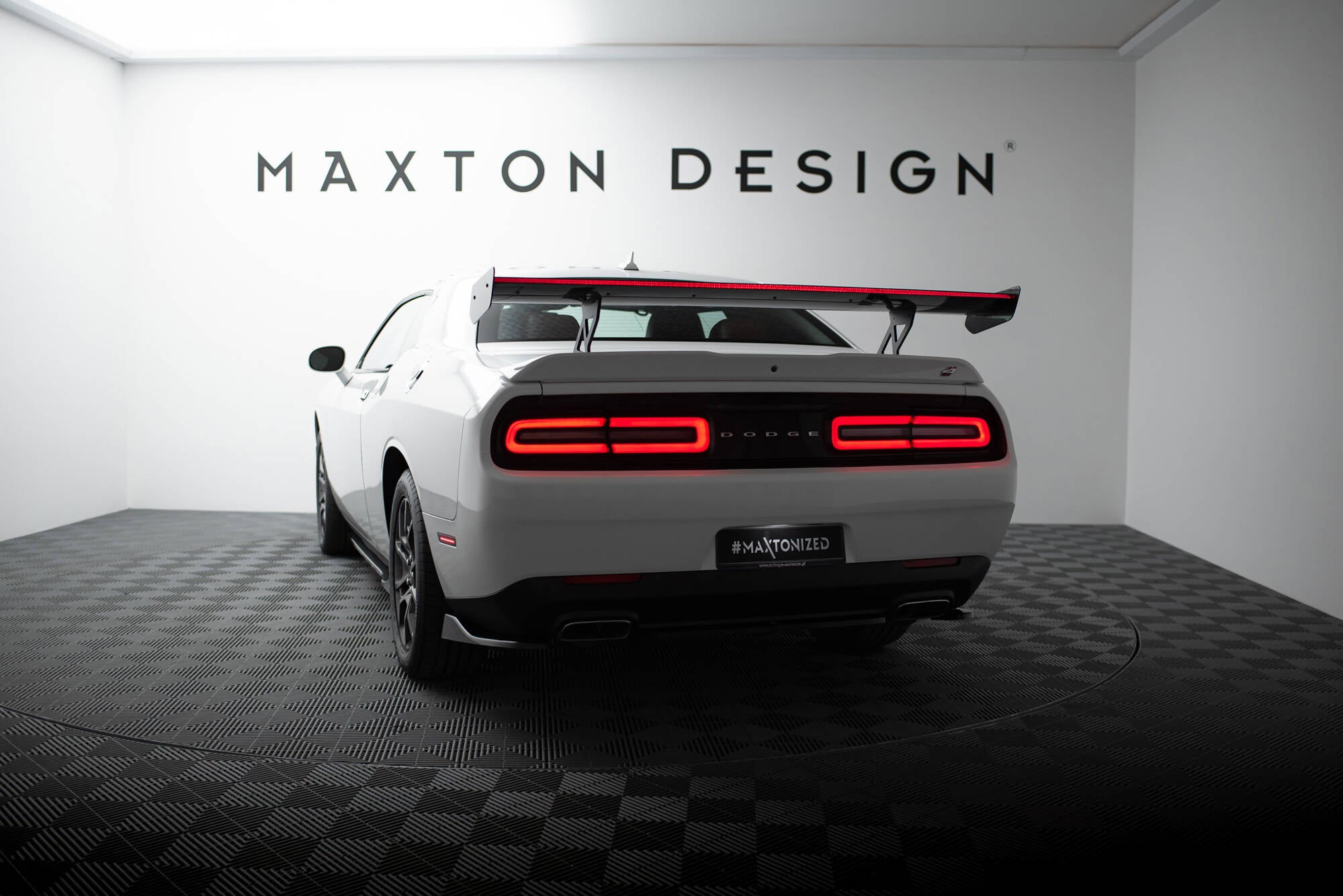Maxton Design Carbon Spoiler + LED Dodge Challenger Mk3 für Dodge Challenger MK3 Facelift
