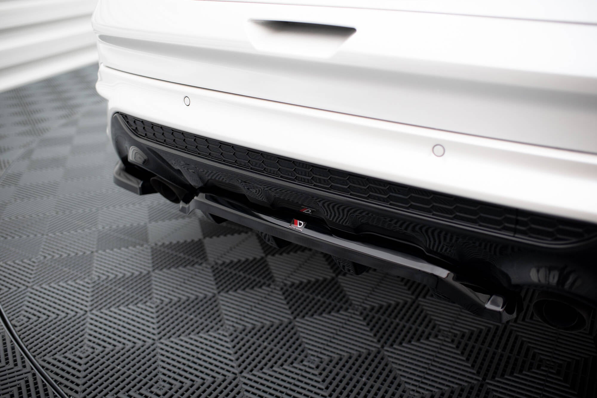 Maxton Design Street+ Mittlerer Diffusor RACE passend für Ford Kuga ST-Line Mk2 Facelift schwarz Hochglanz