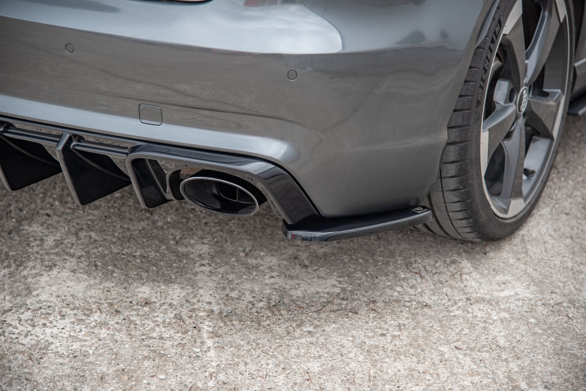 Maxton Design Heck Ansatz Flaps Diffusor V.2 passend für Audi RS3 8V Sportback schwarz Hochglanz