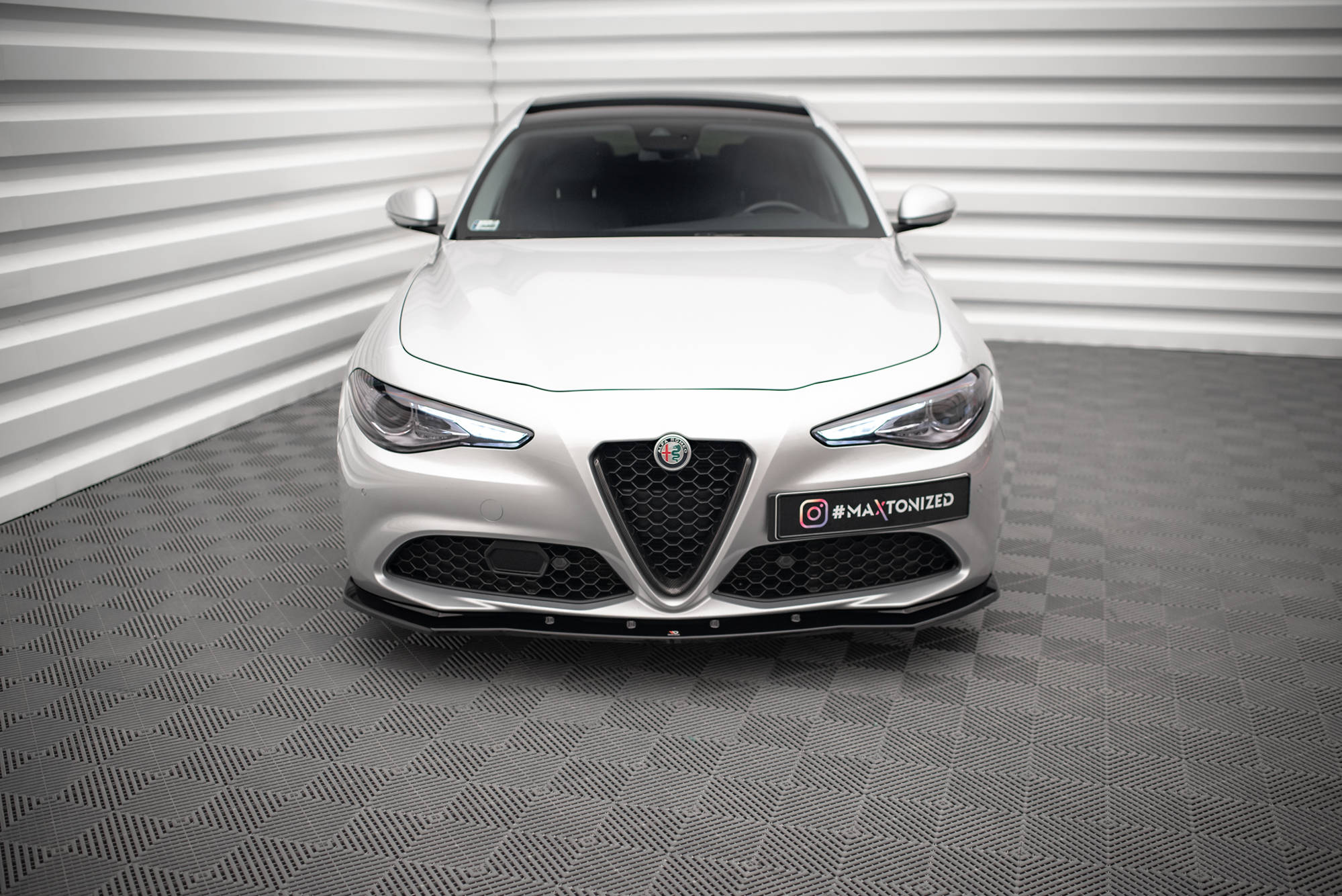 Maxton Design Street+ Spoilerlippe Front Ansatz V.1 passend für Alfa Romeo Giulia Sport schwarz Hochglanz