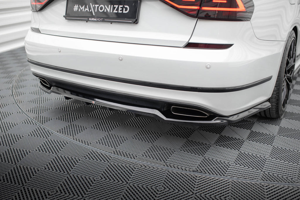 Maxton Design Street+ Mittlerer Diffusor RACE passend für VW Passat GT B8 Facelift USA schwarz Hochglanz
