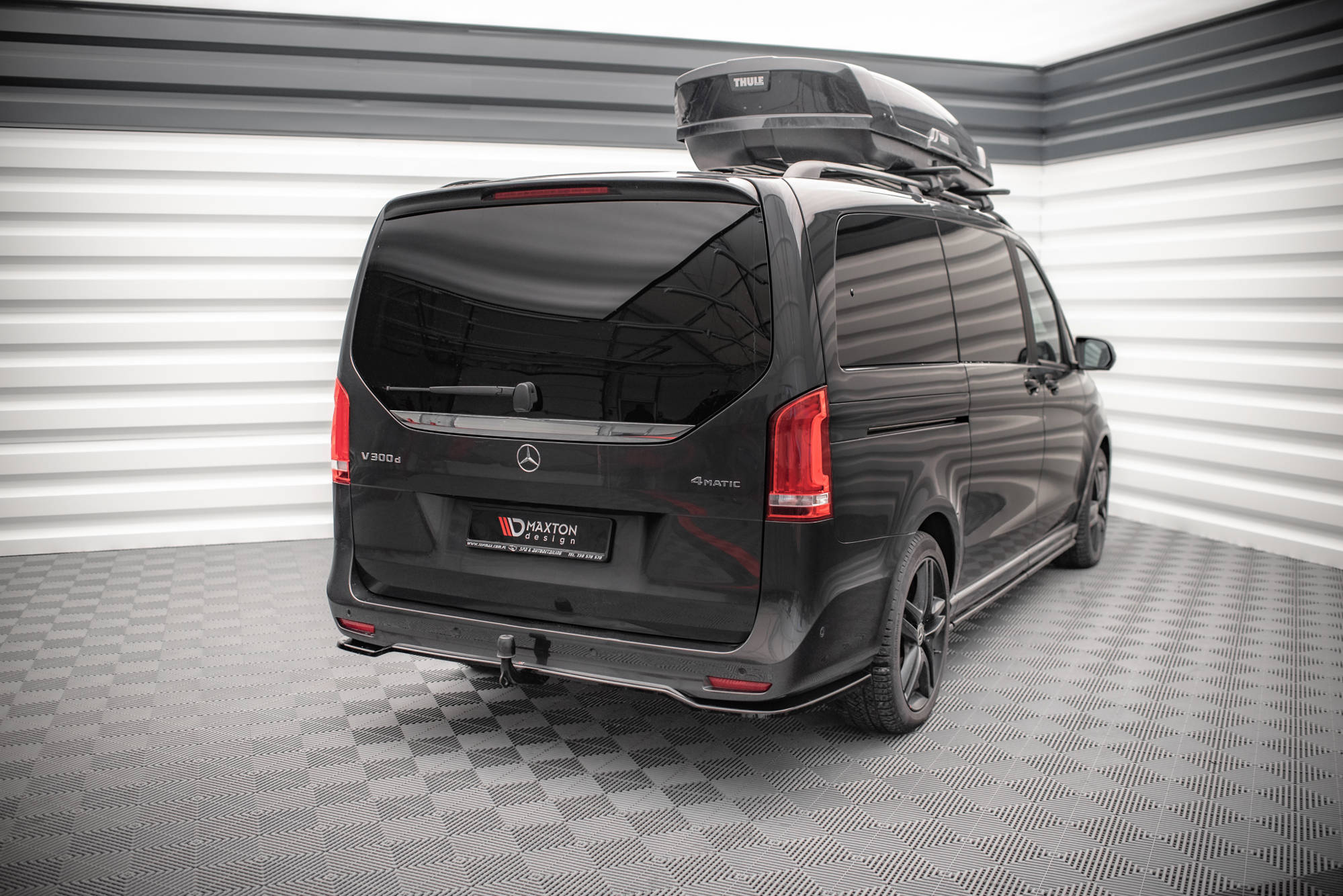 Maxton Design Street+ Mittlerer Diffusor RACE passend für Mercedes-Benz V-Klasse AMG-Line W447 Facelift schwarz Hochglanz
