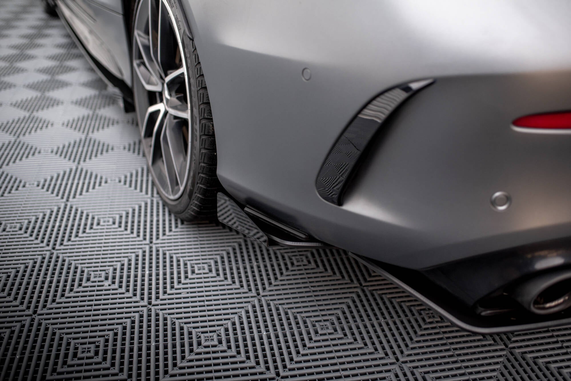 Maxton Design Hintere Seiten Flaps passend für Mercedes-AMG C43 Coupe / Cabrio C205 Facelift / A205 Facelift schwarz Hochglanz