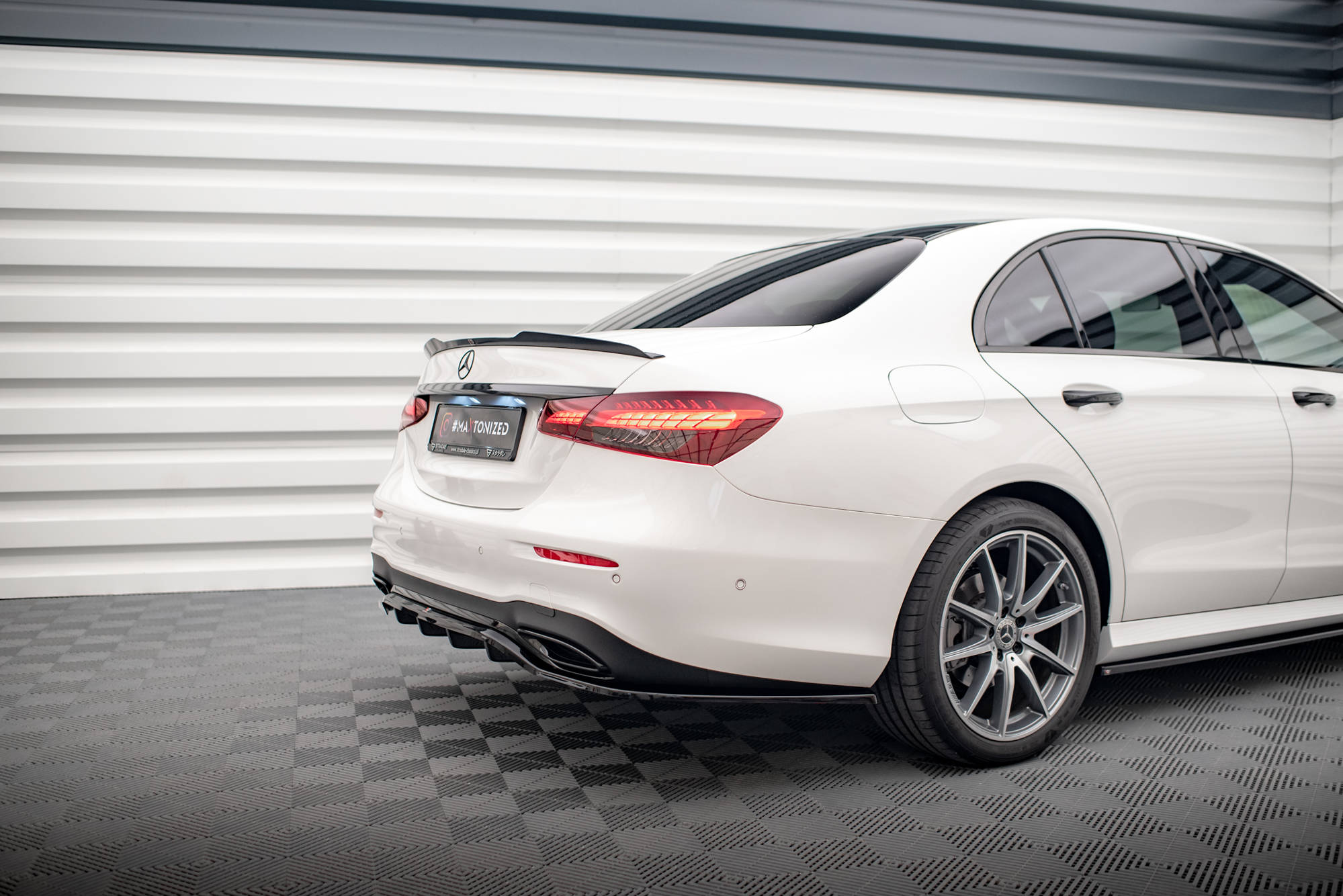 Maxton Design Street+ Mittlerer Diffusor RACE passend für Mercedes-Benz E AMG-Line Limousine W213 Facelift schwarz Hochglanz