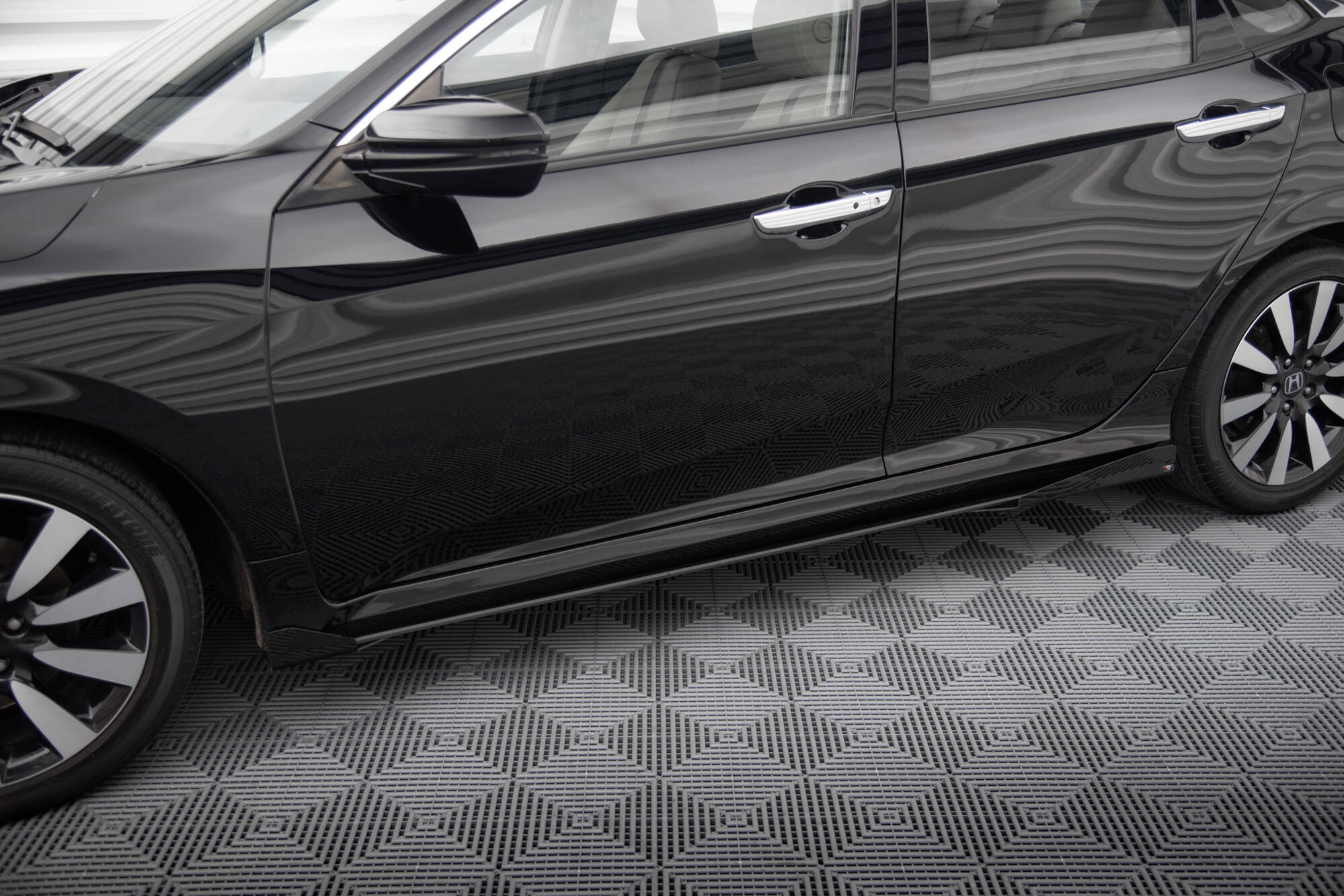 Maxton Design Street Pro Street+ Seitenschweller Leisten + Flaps passend für Honda Civic Mk10 schwarz Hochglanz