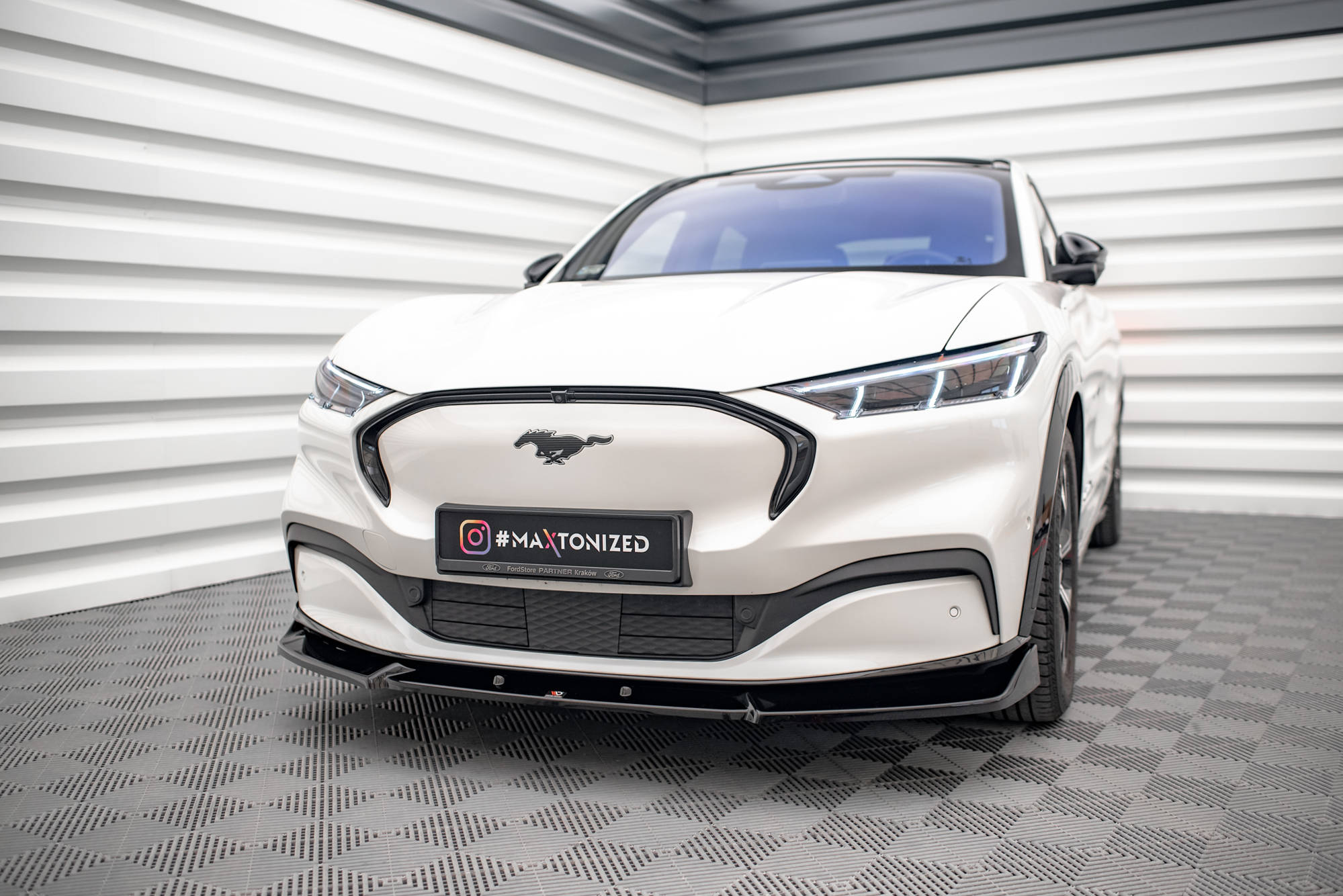 Maxton Design Street+ Spoilerlippe Front Ansatz V.1 passend für Ford Mustang Mach-E Mk1 schwarz Hochglanz