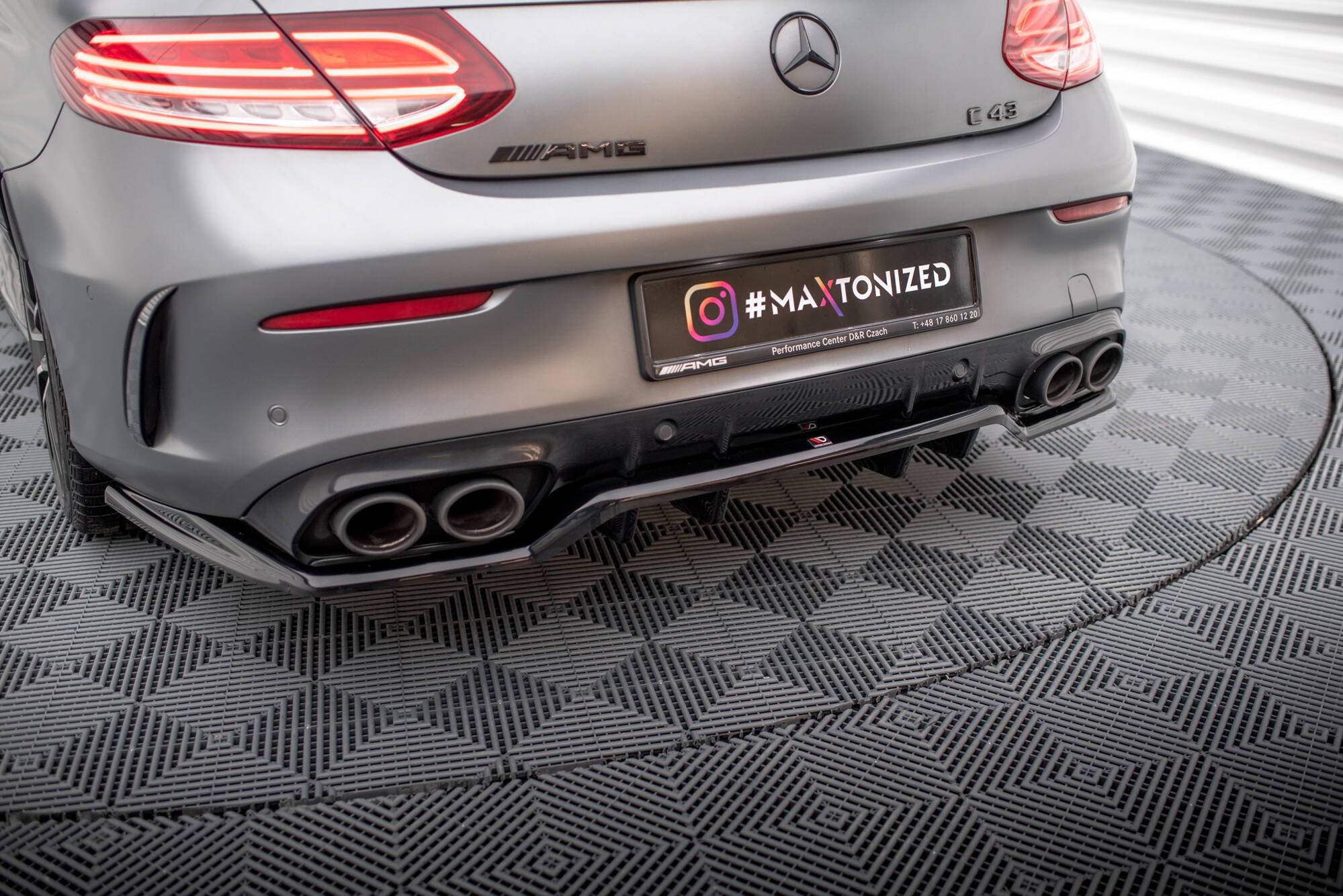 Maxton Design Street+ Mittlerer Diffusor RACE passend für Mercedes-AMG C43 Coupe / Cabrio C205 Facelift / A205 Facelift schwarz Hochglanz