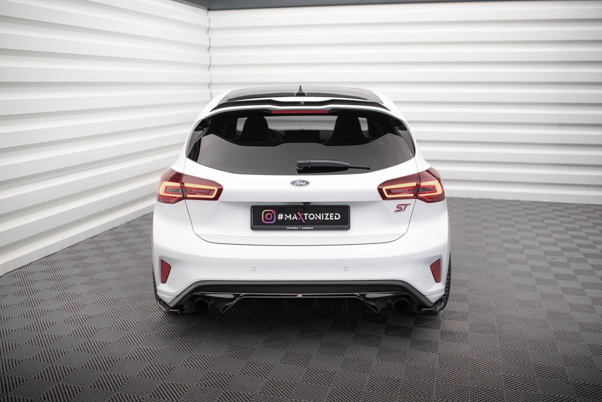 Maxton Design Diffusor Heck Ansatz V.2 passend für Ford Focus Hatchback ST Mk4 schwarz Hochglanz