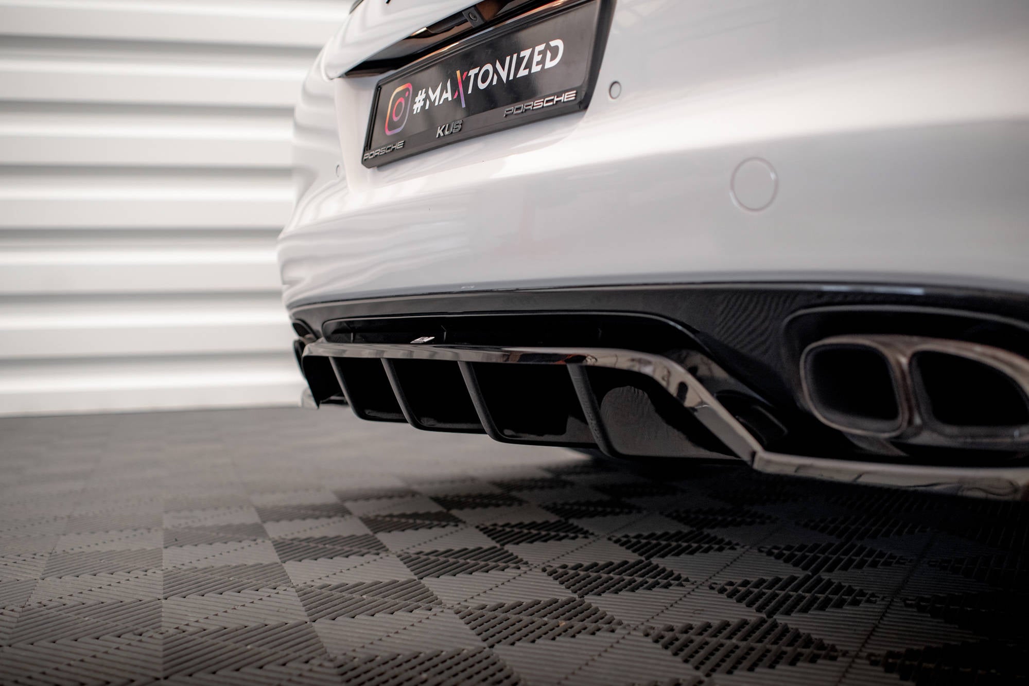 Maxton Design Street+ Mittlerer Diffusor RACE passend für Porsche Panamera Turbo 970 schwarz Hochglanz