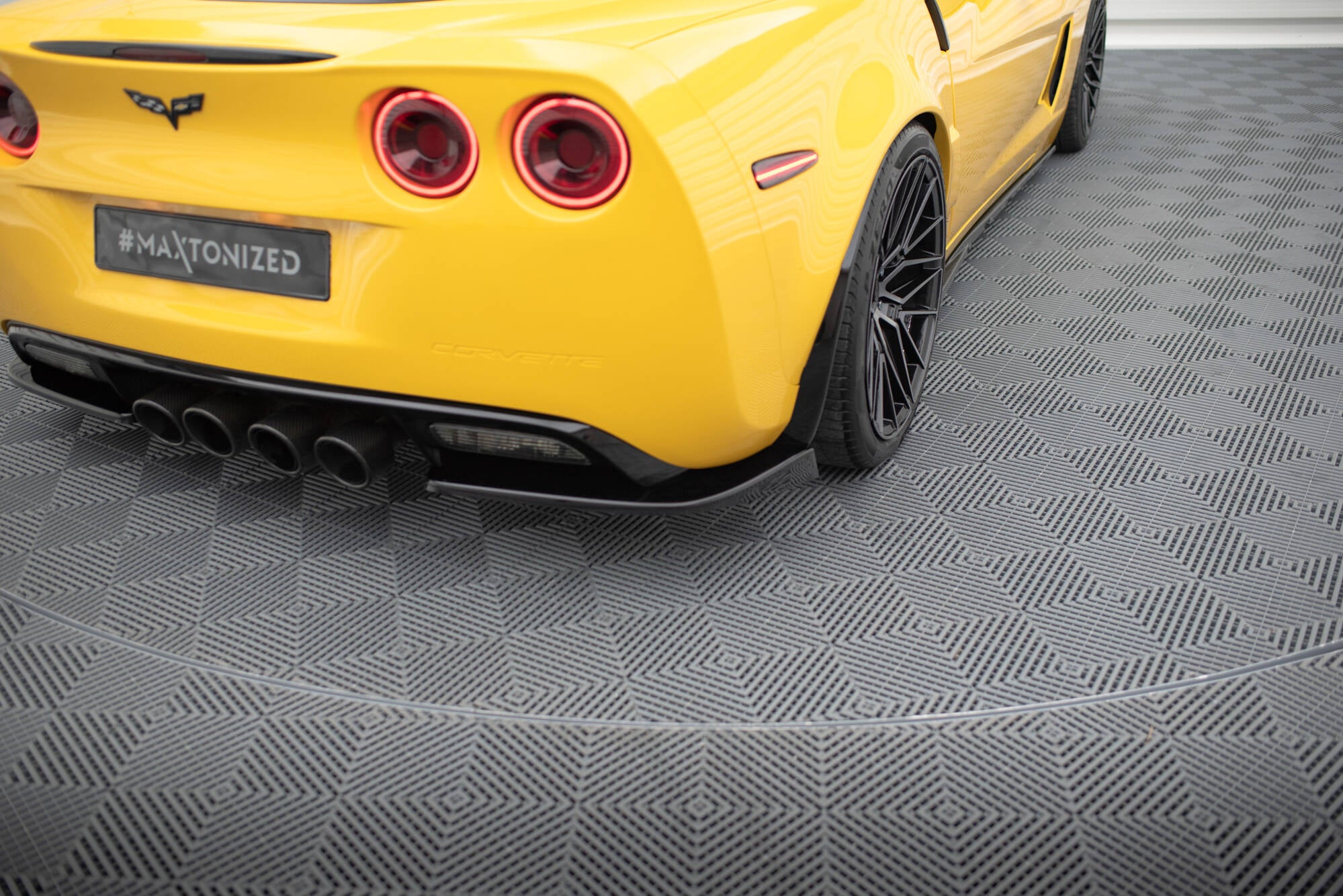 Maxton Design Heck Ansatz Flaps Diffusor passend für Chevrolet Corvette Widebody C6 schwarz Hochglanz