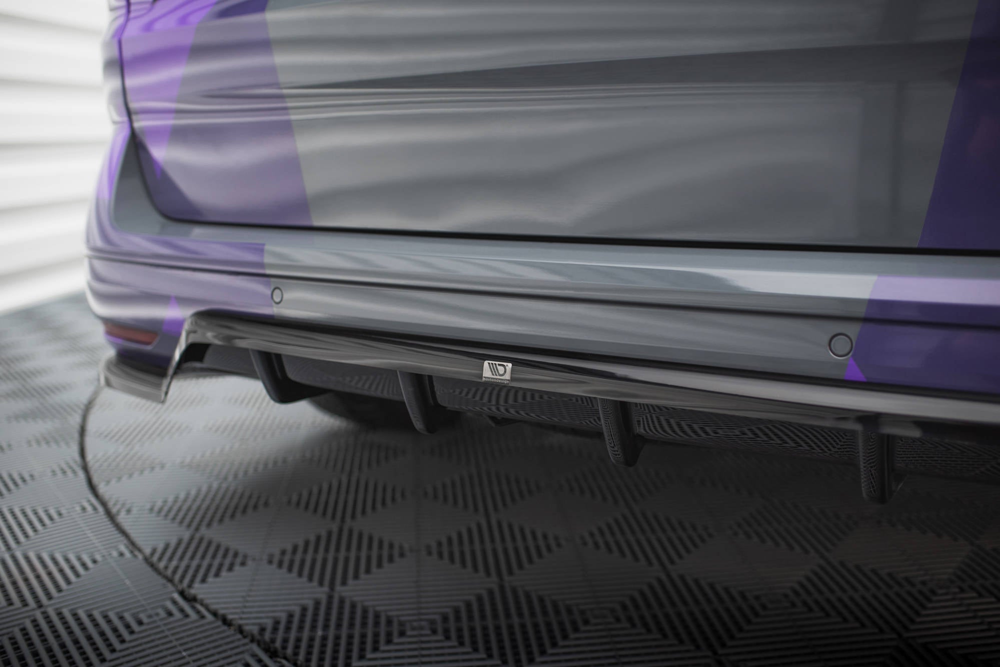 Maxton Design Street+ Mittlerer Diffusor RACE passend für VW Multivan T7 schwarz Hochglanz