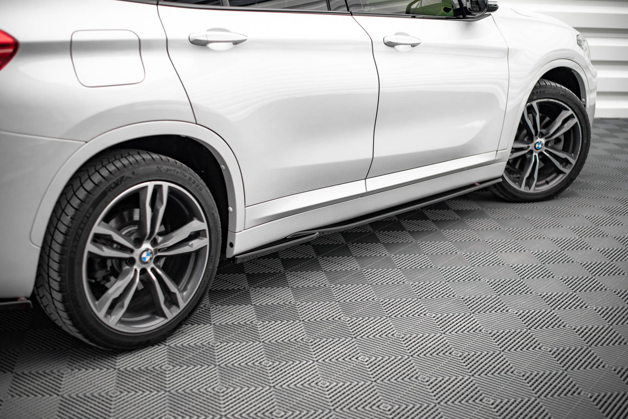 Maxton Design Street+ Seitenschweller Leisten passend für BMW X1 M-Paket F48 / F48 Facelift schwarz Hochglanz