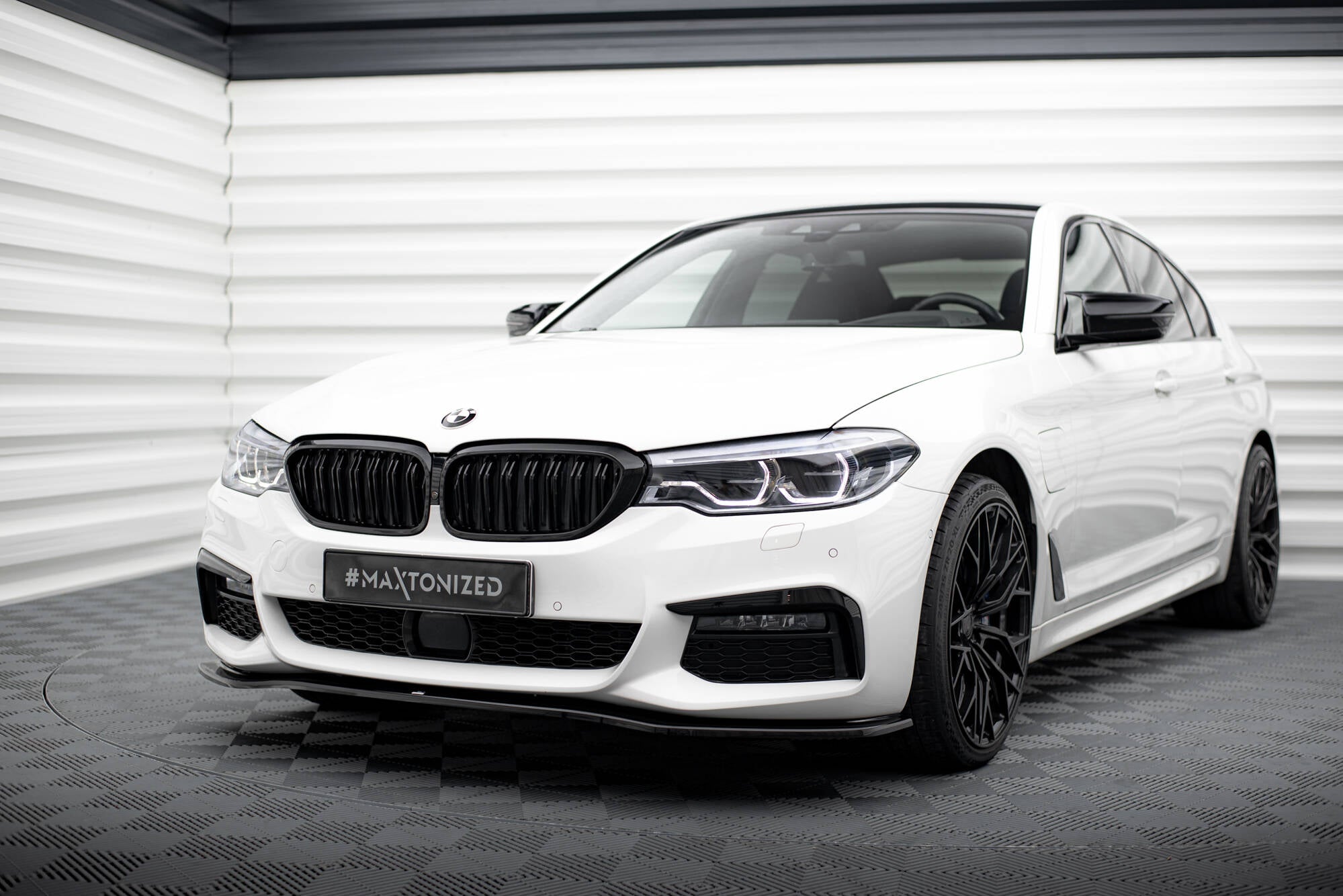 Maxton Design Street+ Spoilerlippe Front Ansatz V.2 passend für BMW 5er M-Paket / M550d / M550i G30/ G31 M-Paket schwarz Hochglanz