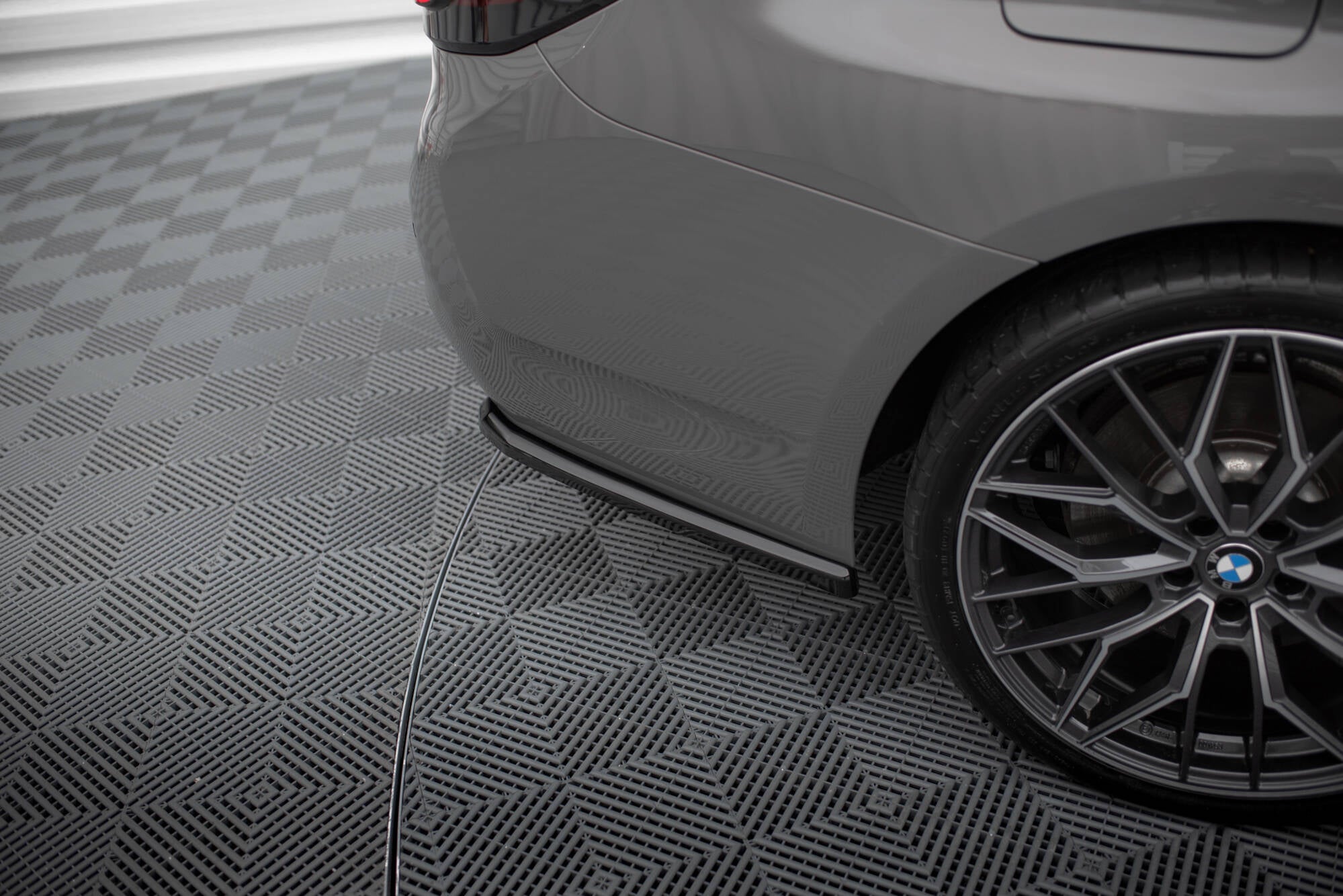 Maxton Design Heck Ansatz Flaps Diffusor passend für BMW 5er G30 / G31 Facelift schwarz Hochglanz