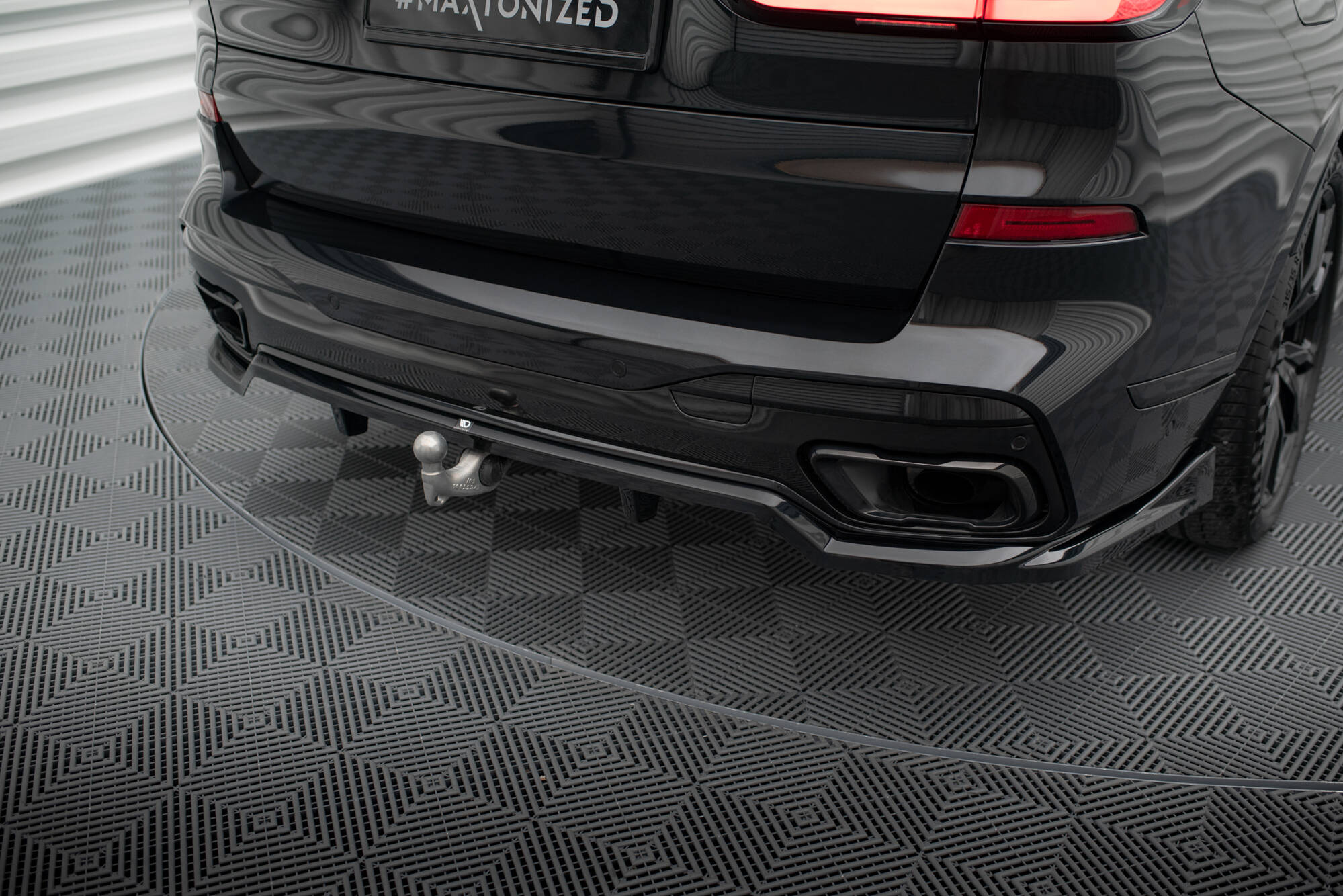 Maxton Design Street+ Mittlerer Diffusor RACE passend für BMW X7 M-Paket G07 Facelift schwarz Hochglanz