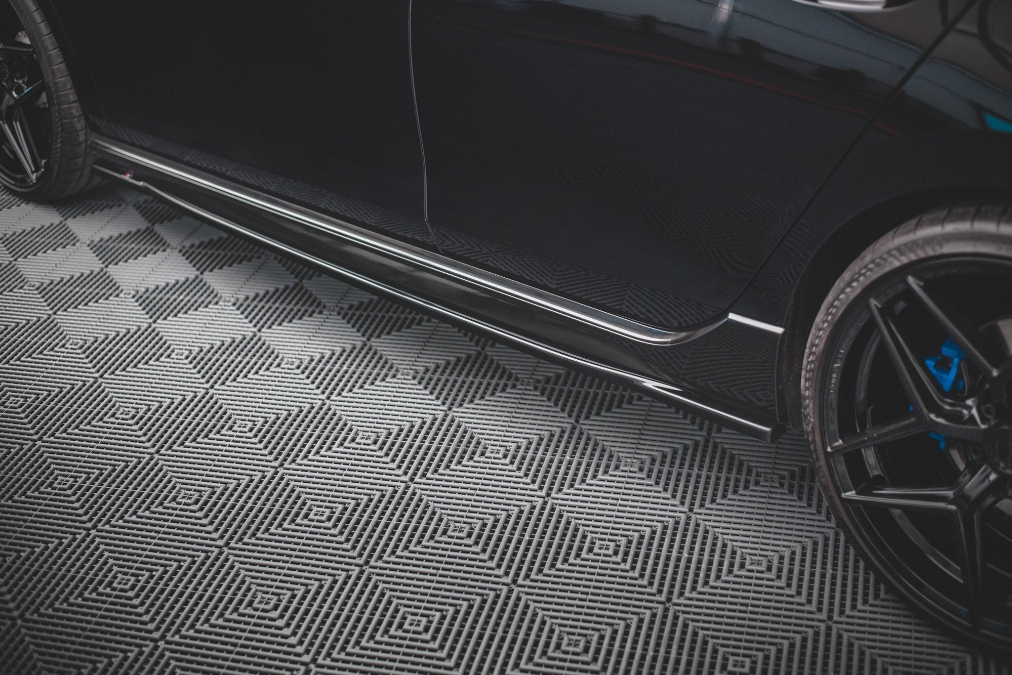 Maxton Design Street+ Seitenschweller Leisten passend für V.1 passend für VW Golf R Hatchback Mk8 Facelift schwarz Hochglanz