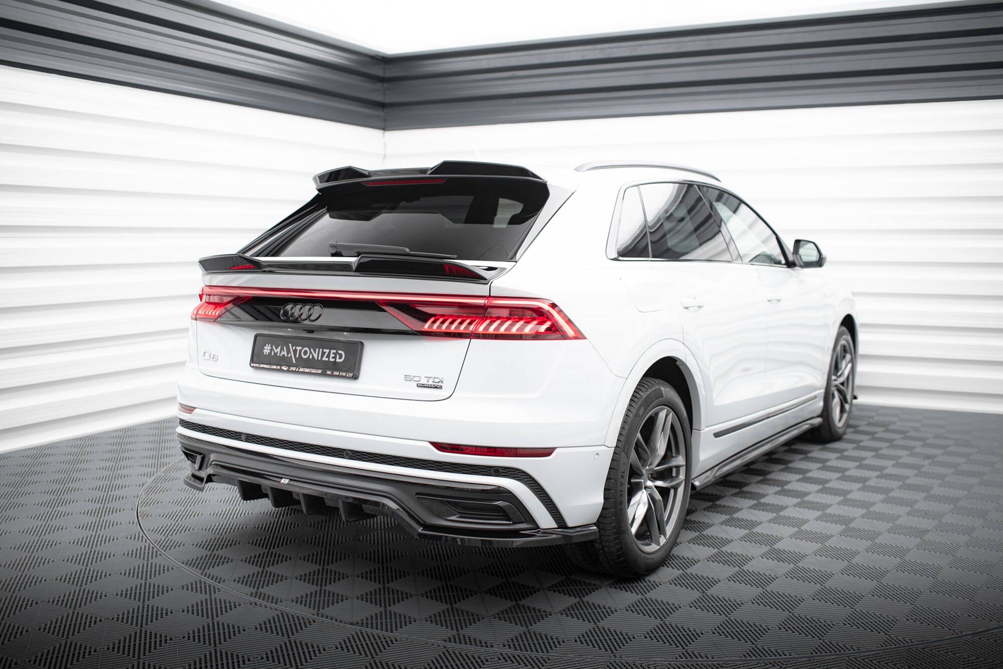Maxton Design Street+ Mittlerer Diffusor RACE passend für Audi Q8 S-Line Mk1 schwarz Hochglanz
