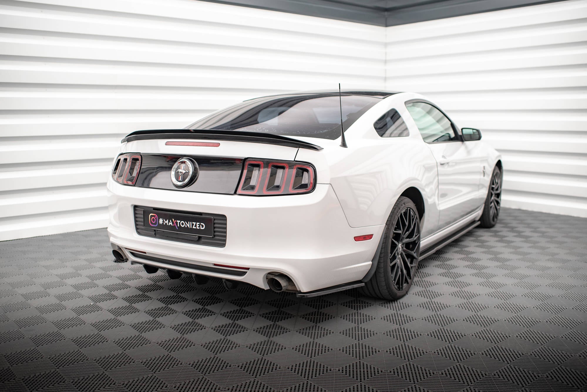 Maxton Design Heck Ansatz Flaps Diffusor passend für Ford Mustang Mk5 Facelift schwarz Hochglanz