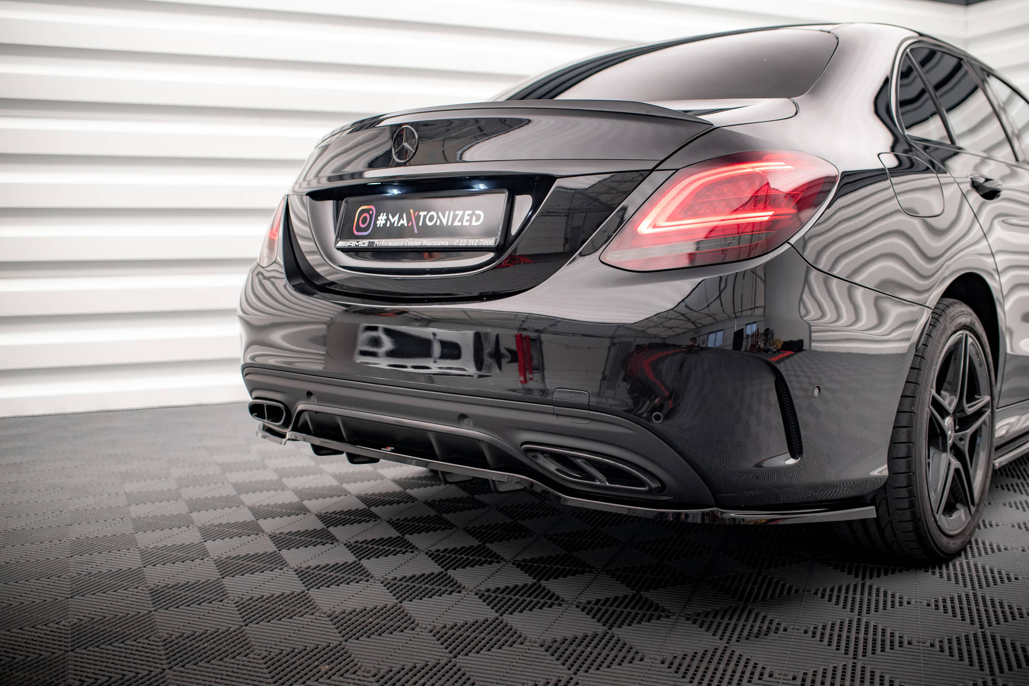 Maxton Design Street+ Mittlerer Diffusor RACE passend für Mercedes-Benz C AMG-Line W205 Facelift schwarz Hochglanz