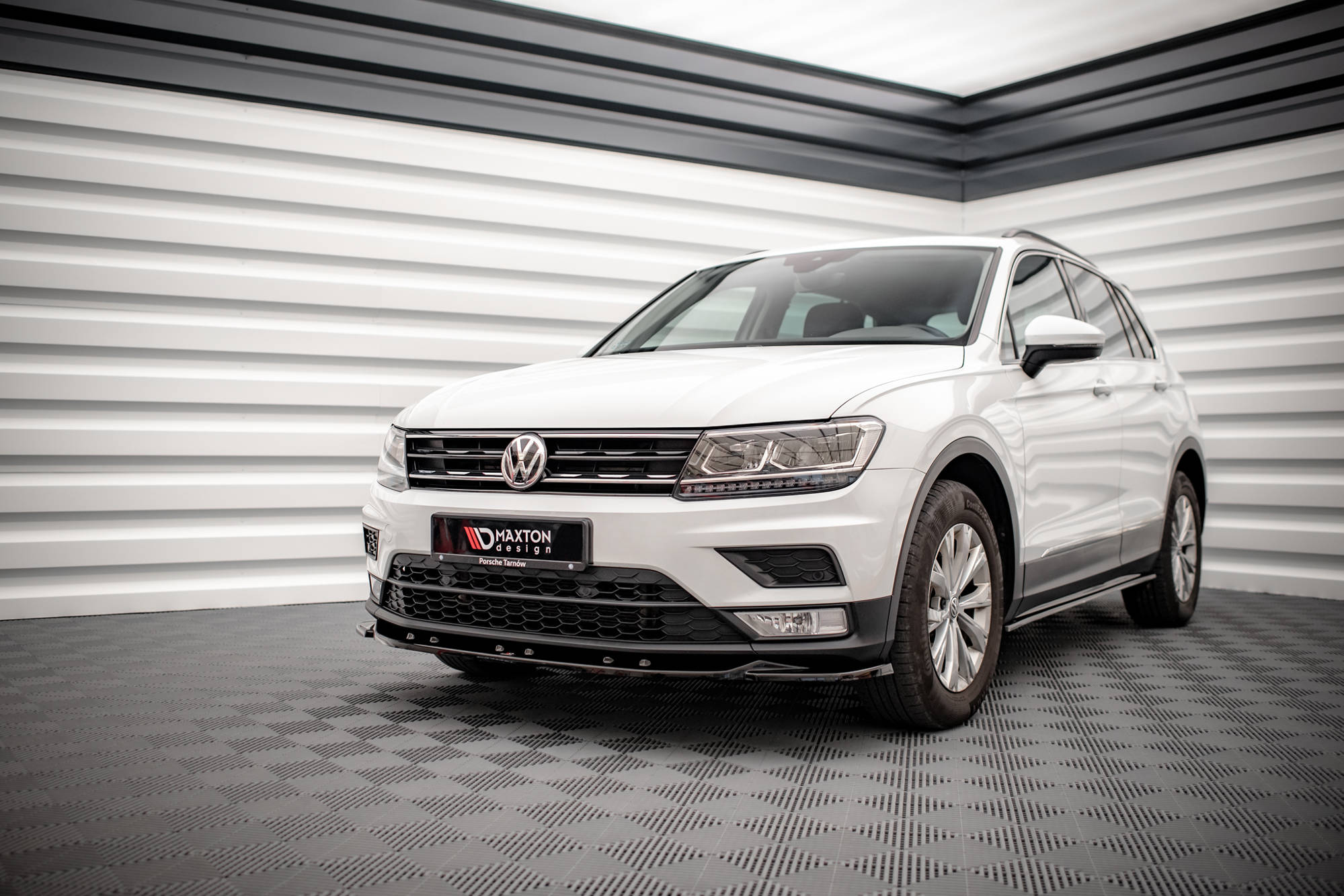 Maxton Design Street+ Spoilerlippe Front Ansatz passend für VW Tiguan Mk2 schwarz Hochglanz