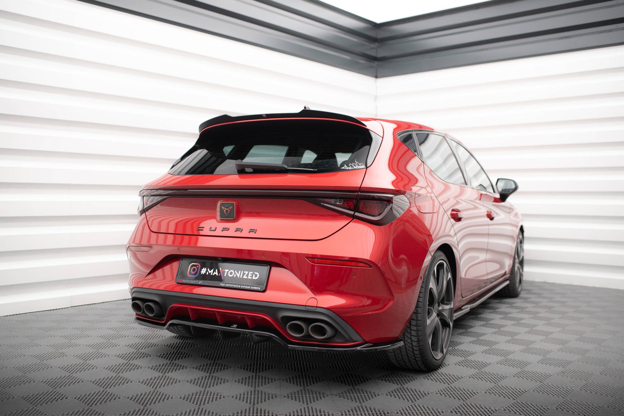 Maxton Design Street+ Mittlerer Diffusor RACE passend für Cupra Leon Hatchback Mk1 schwarz Hochglanz