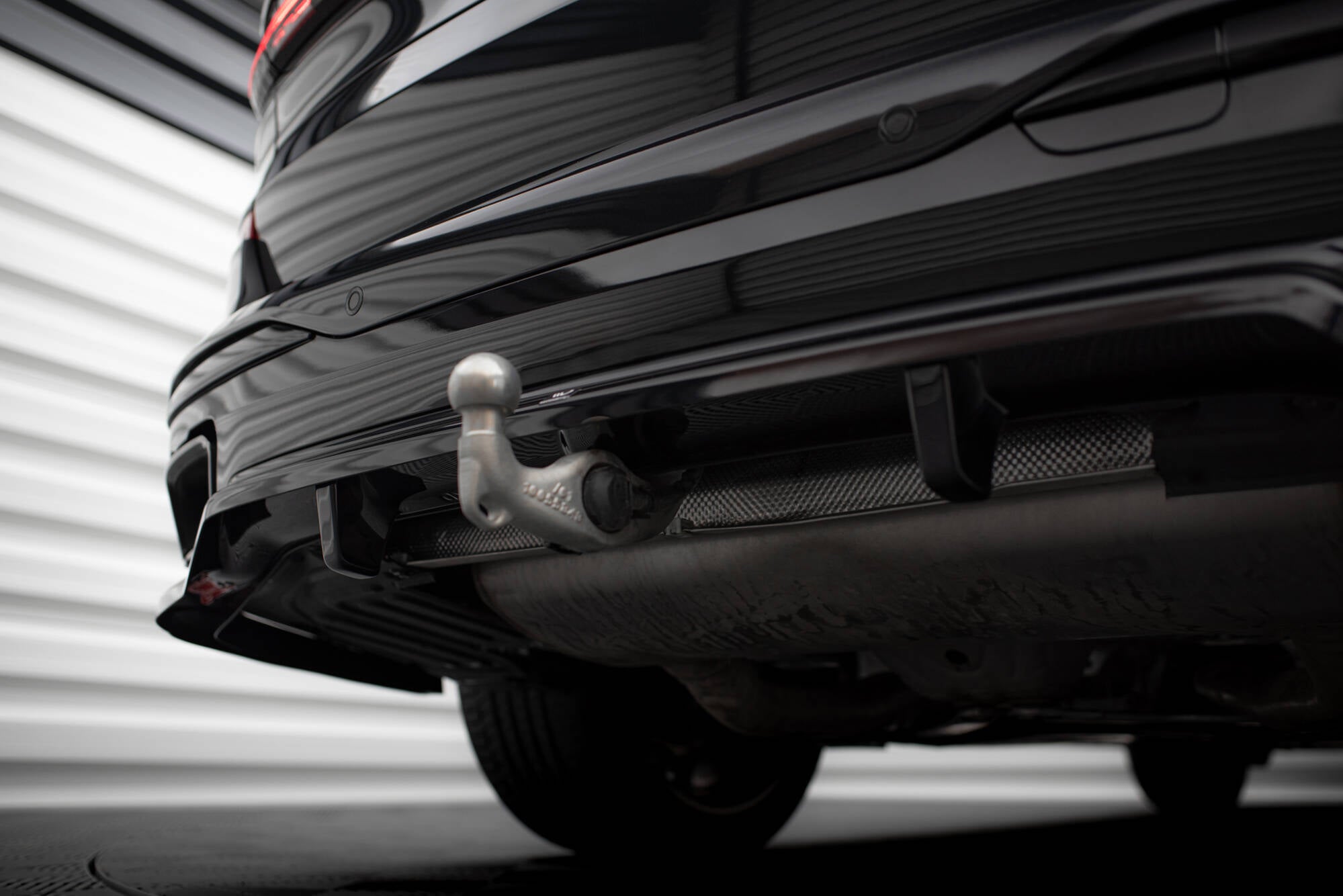 Maxton Design Street+ Mittlerer Diffusor RACE passend für BMW X7 M-Paket G07 Facelift schwarz Hochglanz