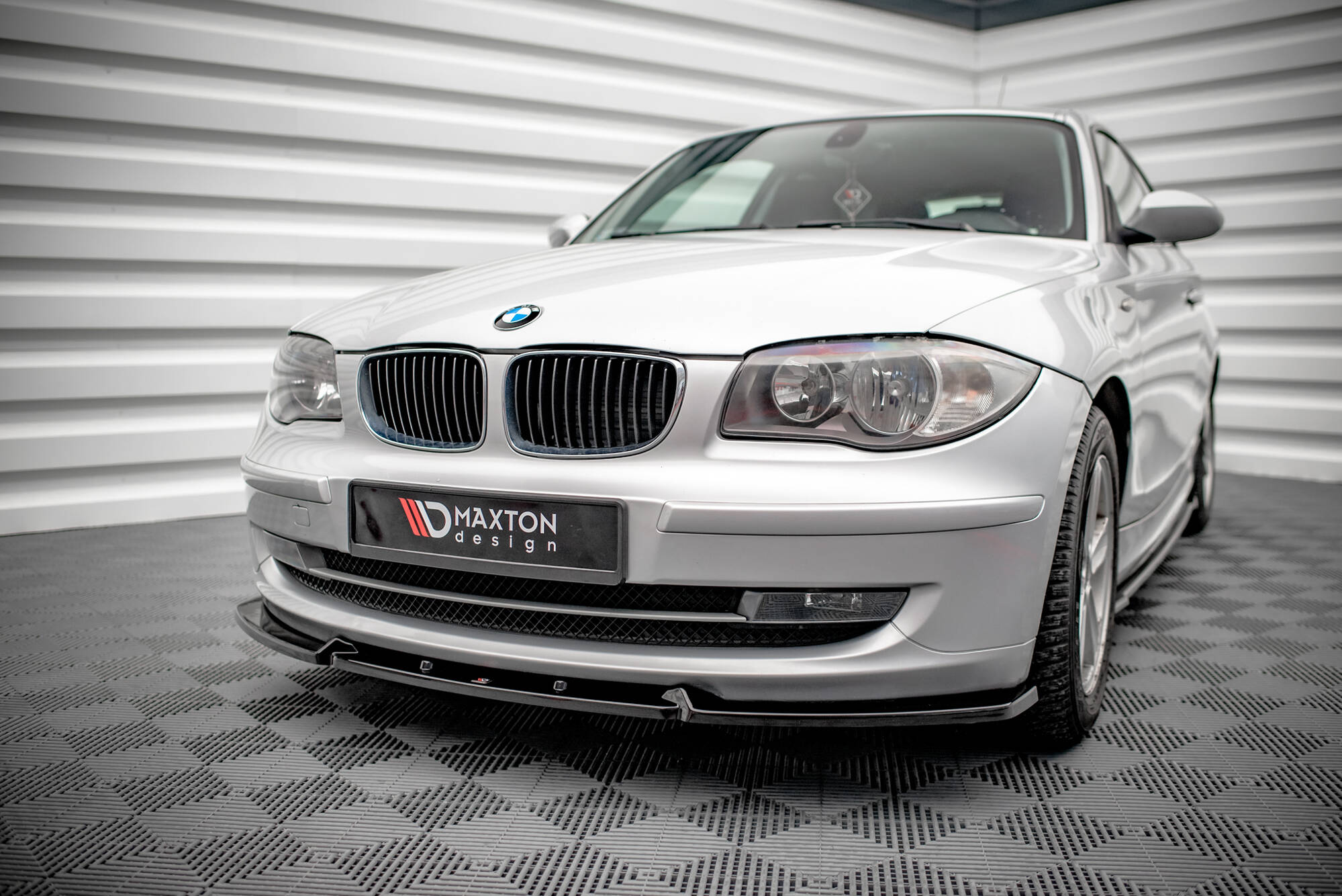 Maxton Design Street+ Spoilerlippe Front Ansatz V.3 passend für BMW 1er E81 Facelift schwarz Hochglanz