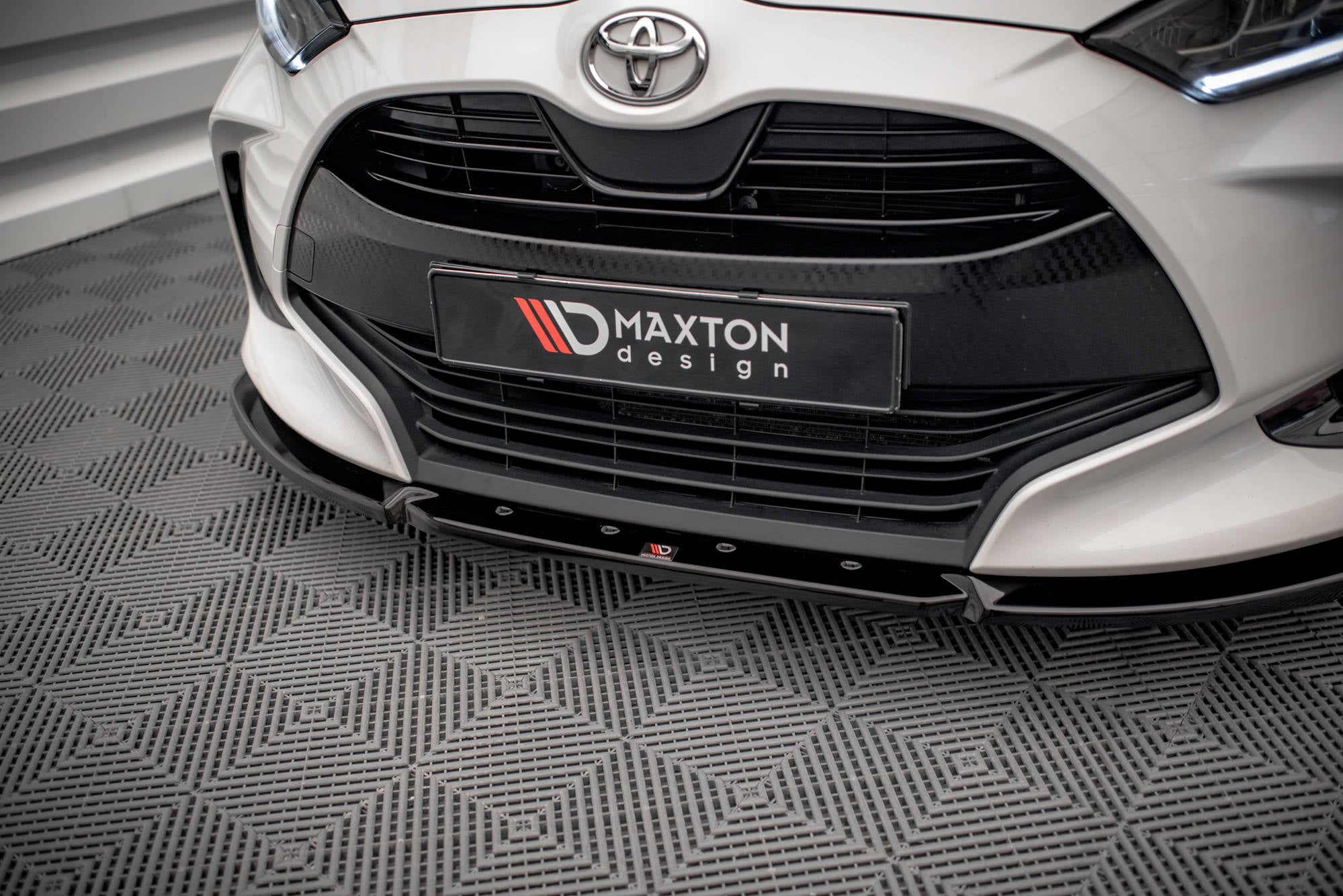 Maxton Design Street+ Spoilerlippe Front Ansatz V.2 passend für Toyota Yaris Mk4 schwarz Hochglanz