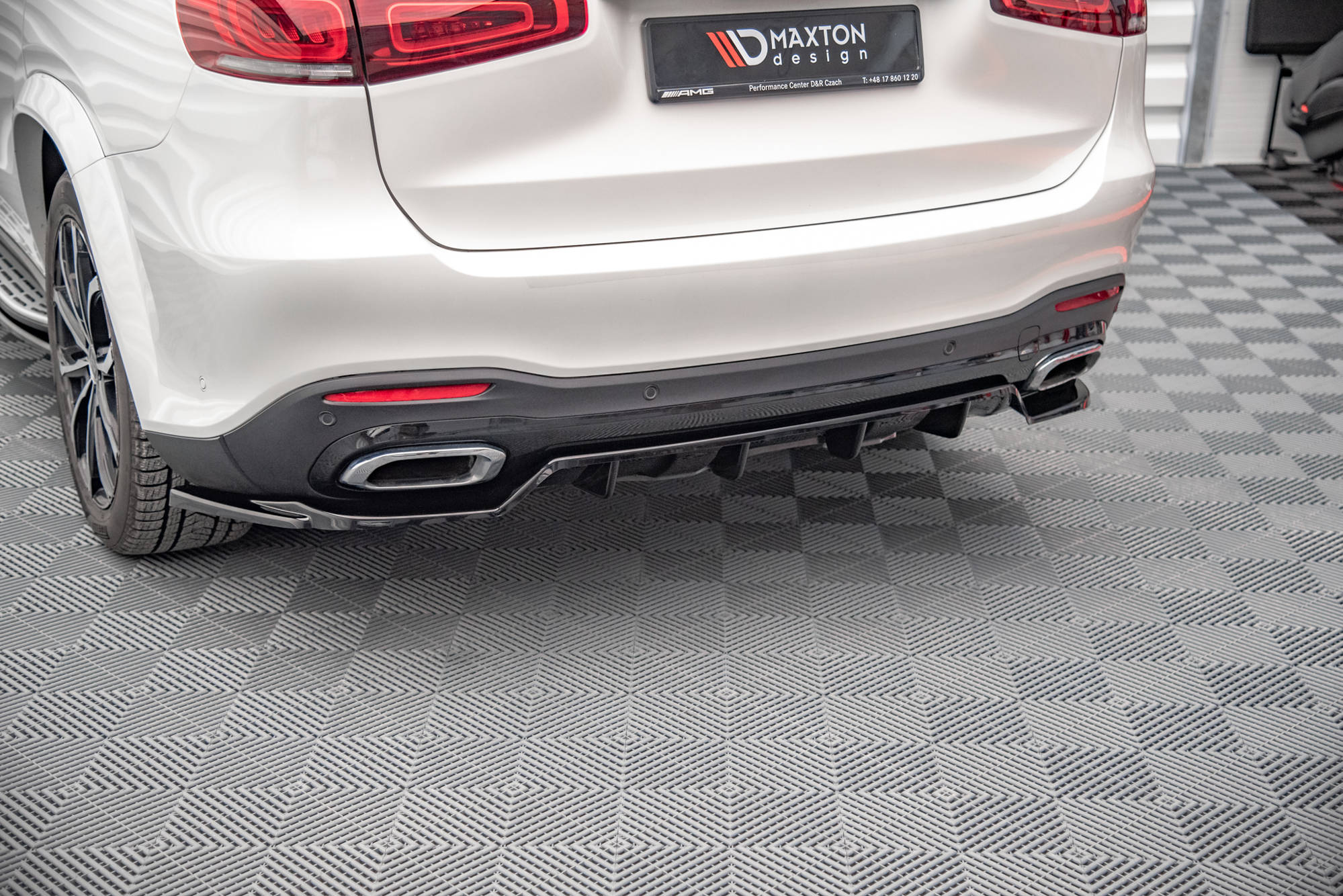 Maxton Design Street+ Mittlerer Diffusor RACE passend für V.1 Mercedes-Benz GLS AMG-Line X167 schwarz Hochglanz