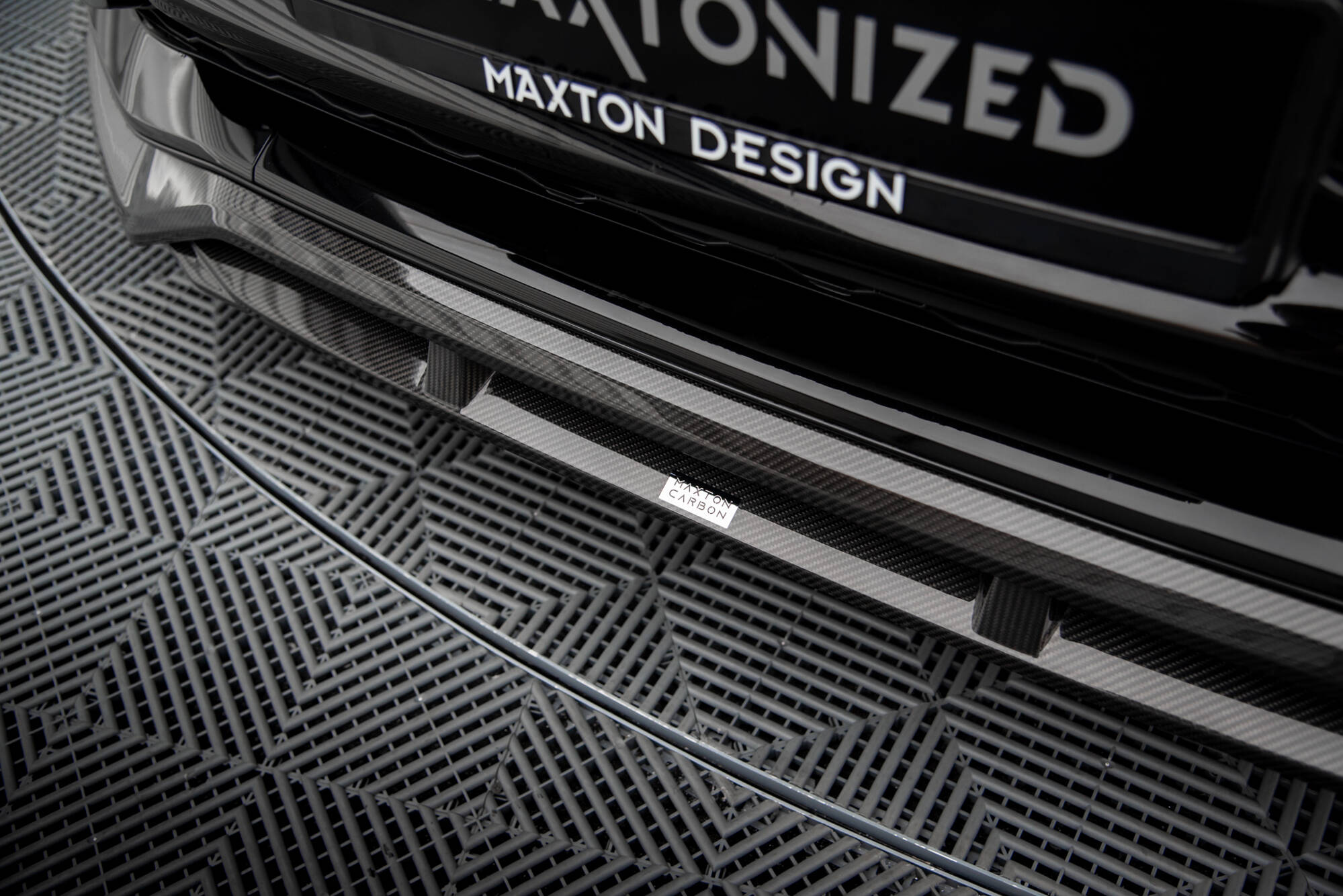 Maxton Design Prepreg Carbon Fiber Street+ Spoilerlippe Front Ansatz passend für Audi RSQ8 Mk1