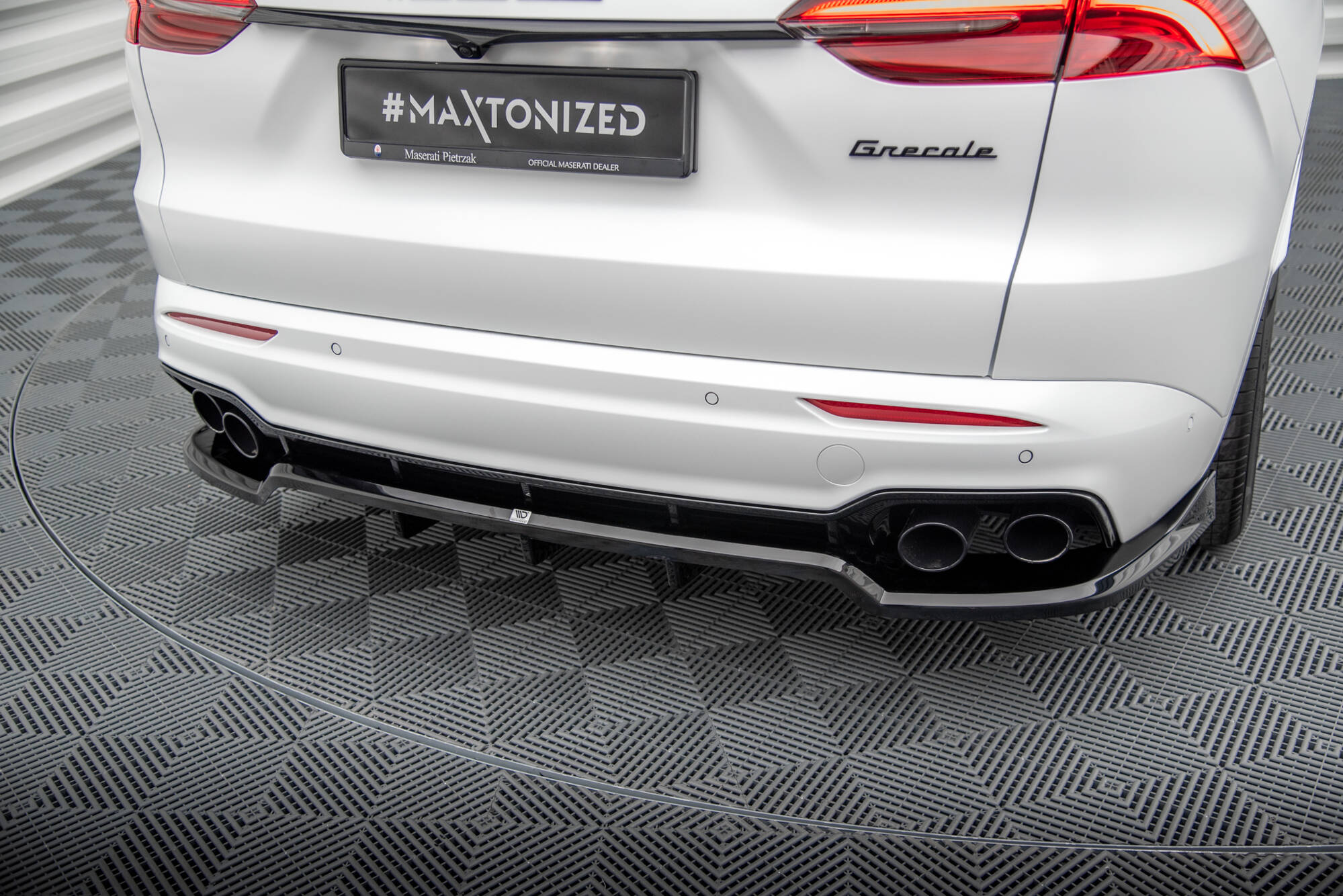 Maxton Design Street+ Mittlerer Diffusor RACE passend für Maserati Grecale GT / Modena Mk1 schwarz Hochglanz