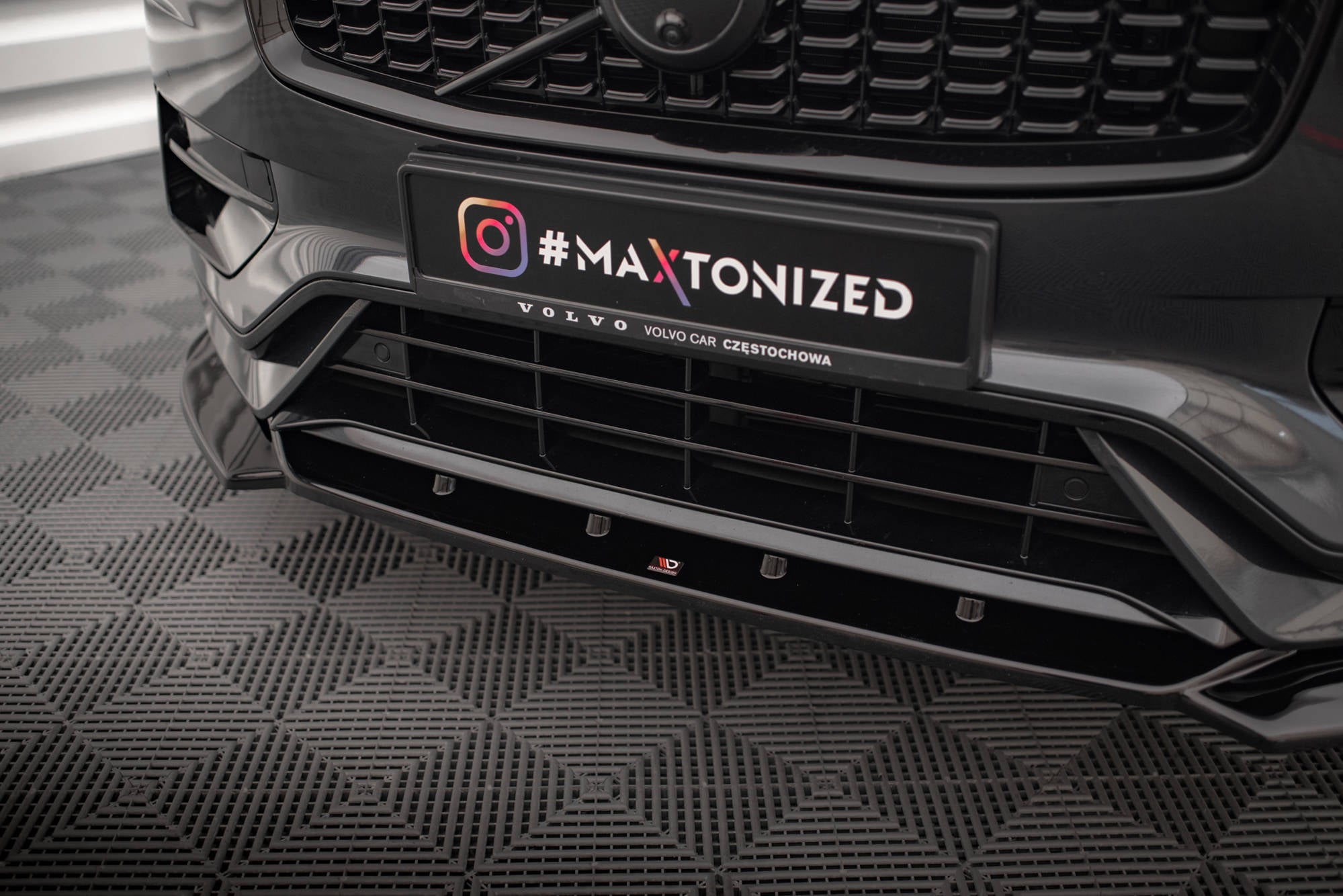 Maxton Design Street+ Spoilerlippe Front Ansatz V.1 passend für Volvo XC90 R-Design Mk2 Facelift schwarz Hochglanz