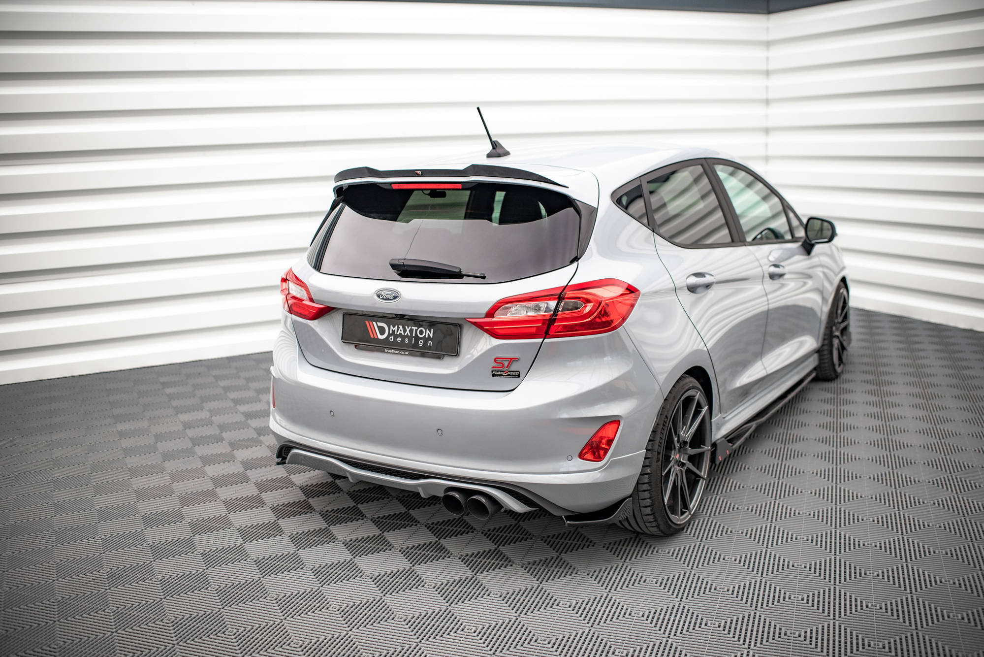Maxton Design Heck Ansatz Flaps Diffusor V.1 passend für Ford Fiesta ST Mk8 schwarz Hochglanz