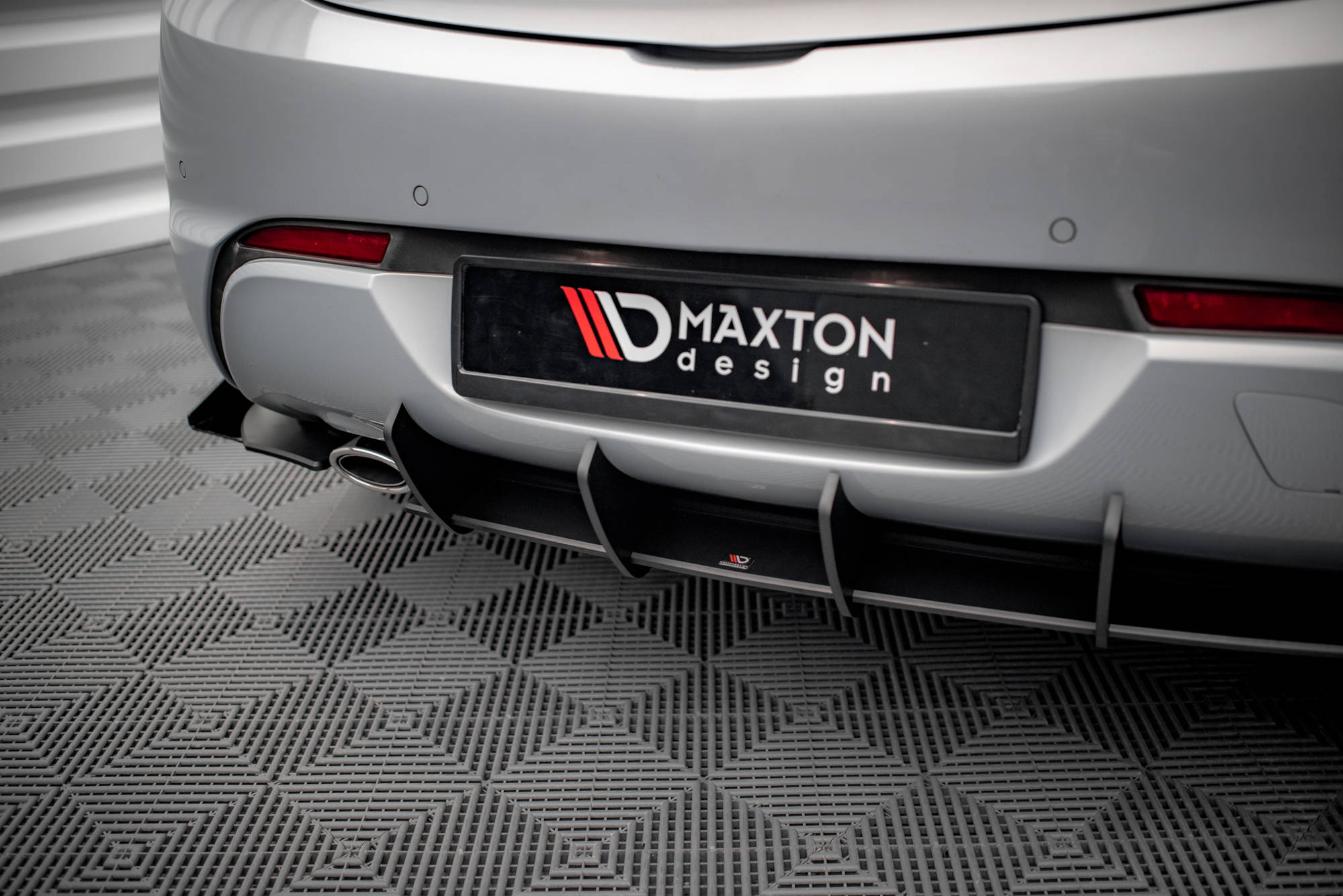 Maxton Design Robuste Racing Diffusor Heck Ansatz + Flaps passend für Opel Astra GTC OPC-Line J schwarz Hochglanz