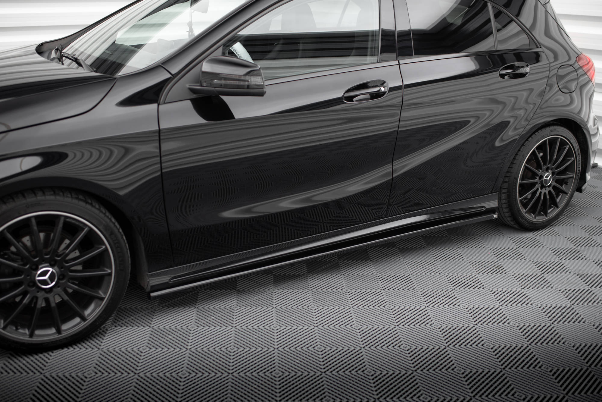Maxton Design Street+ Seitenschweller Leisten passend für Mercedes-Benz A AMG-Line W176 Facelif schwarz Hochglanz