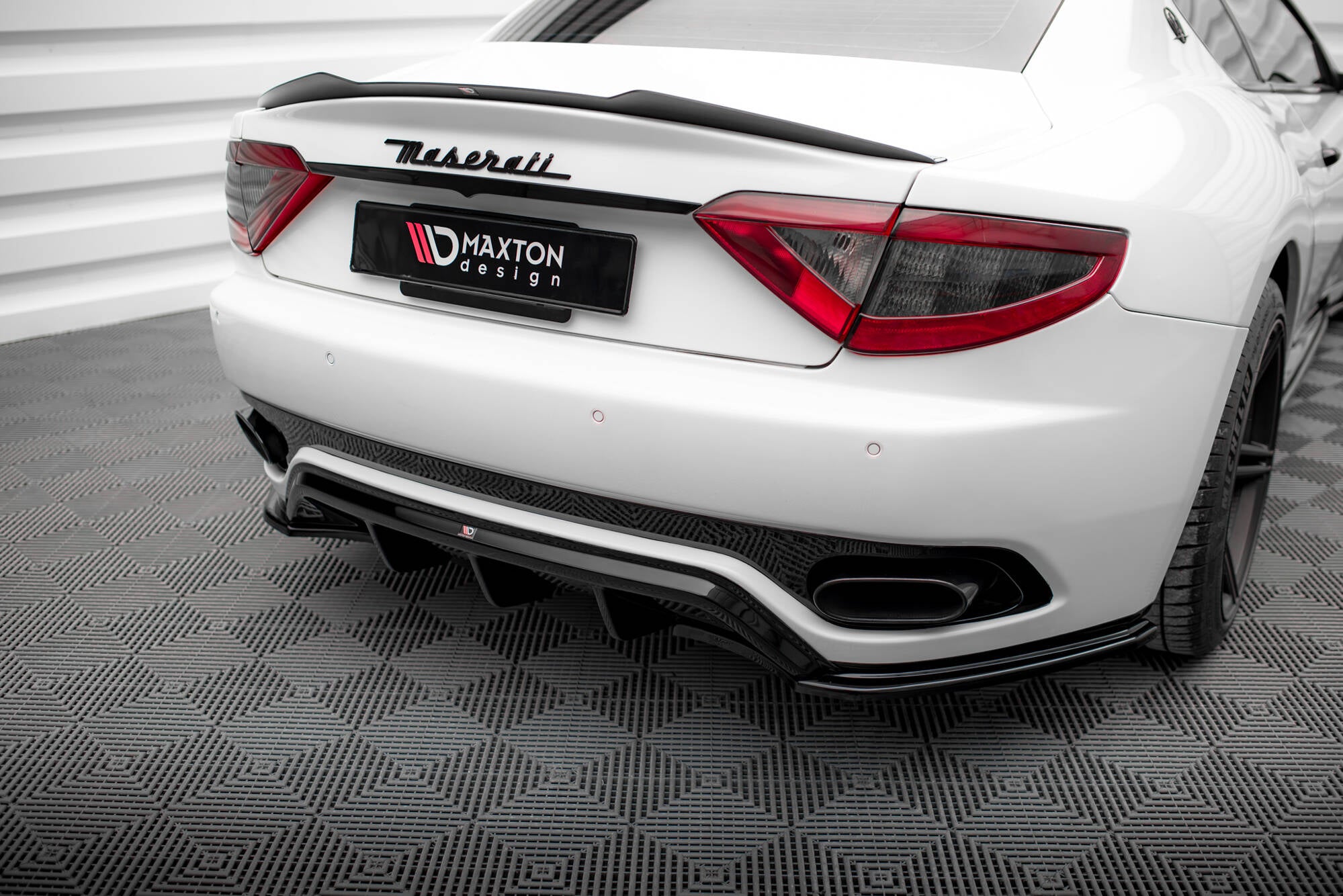 Maxton Design Diffusor Heck Ansatz passend für Maserati Granturismo Mk1 schwarz Hochglanz