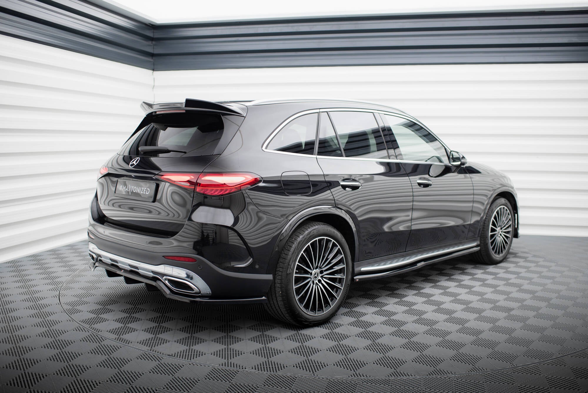 Maxton Design Street+ Mittlerer Diffusor RACE passend für Mercedes-Benz GLC AMG-Line X254 schwarz Hochglanz